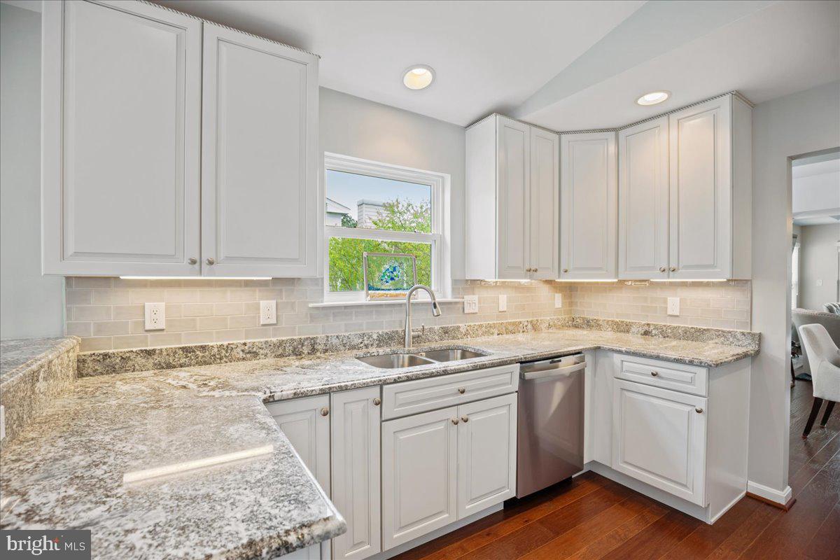 OYSTER BAY CONDOMINIUMS - Residential