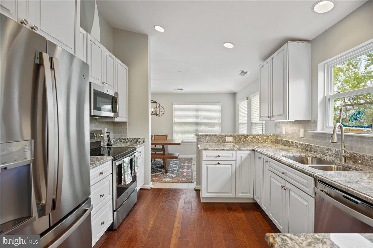 OYSTER BAY CONDOMINIUMS - Residential