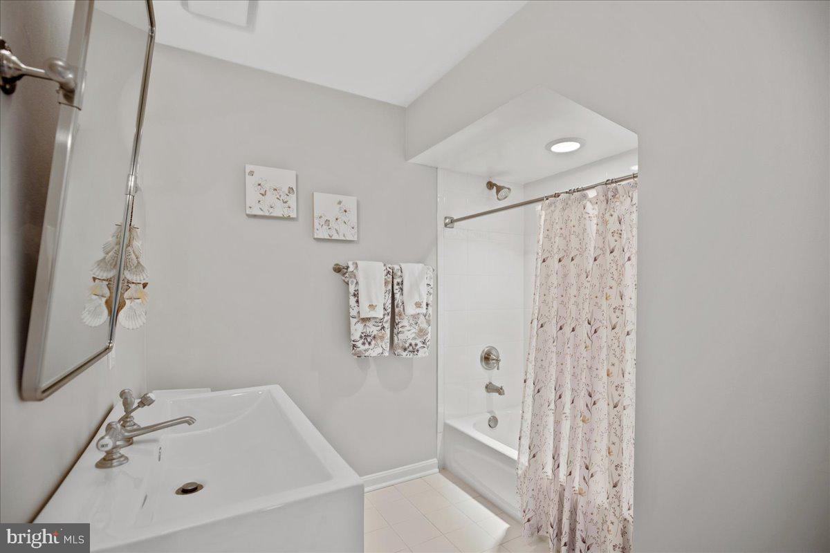 OYSTER BAY CONDOMINIUMS - Residential