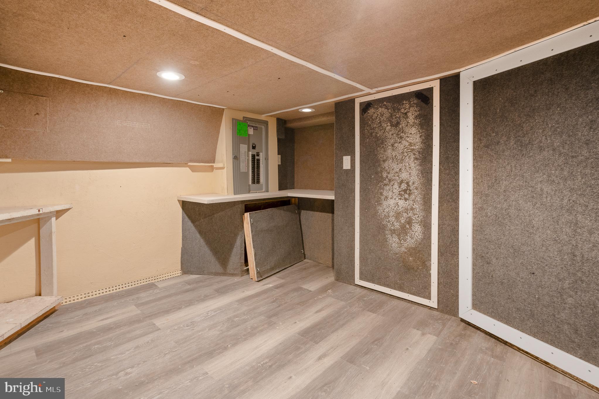 HOLLINS MARKET - Residential