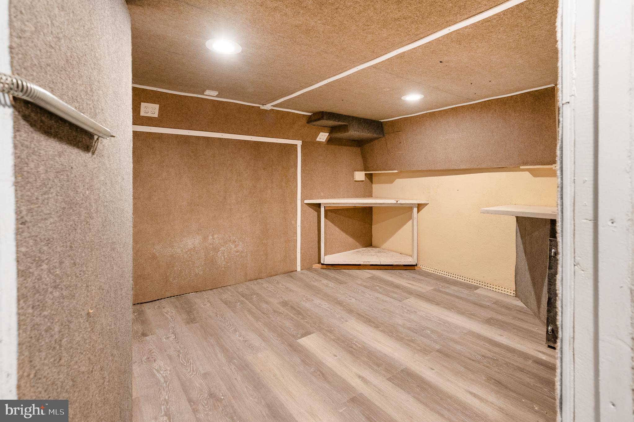 HOLLINS MARKET - Residential