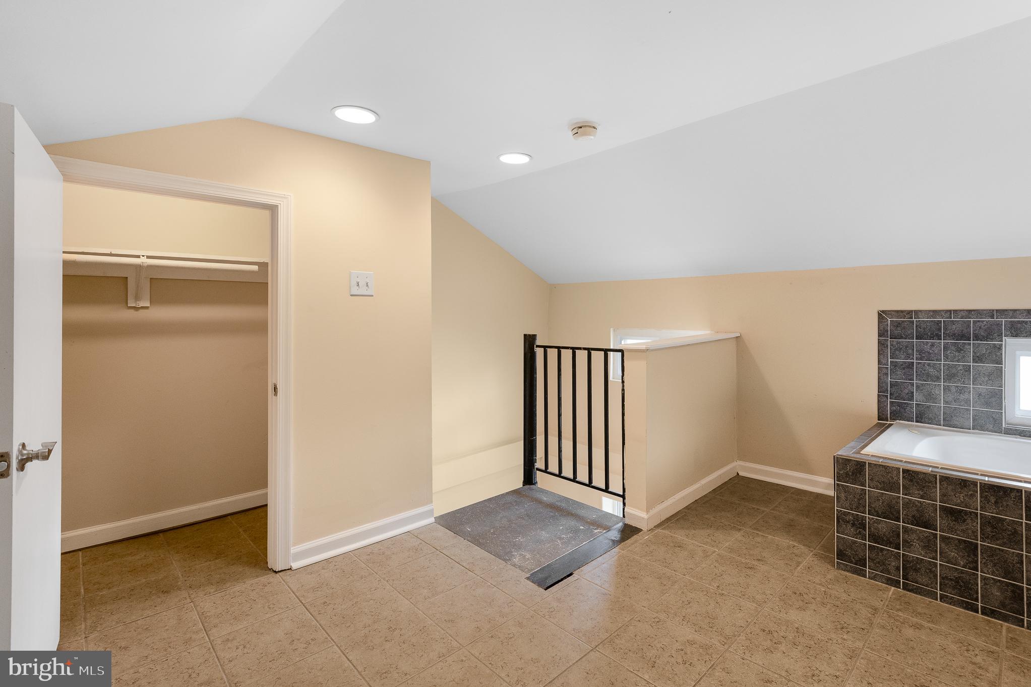 HOLLINS MARKET - Residential