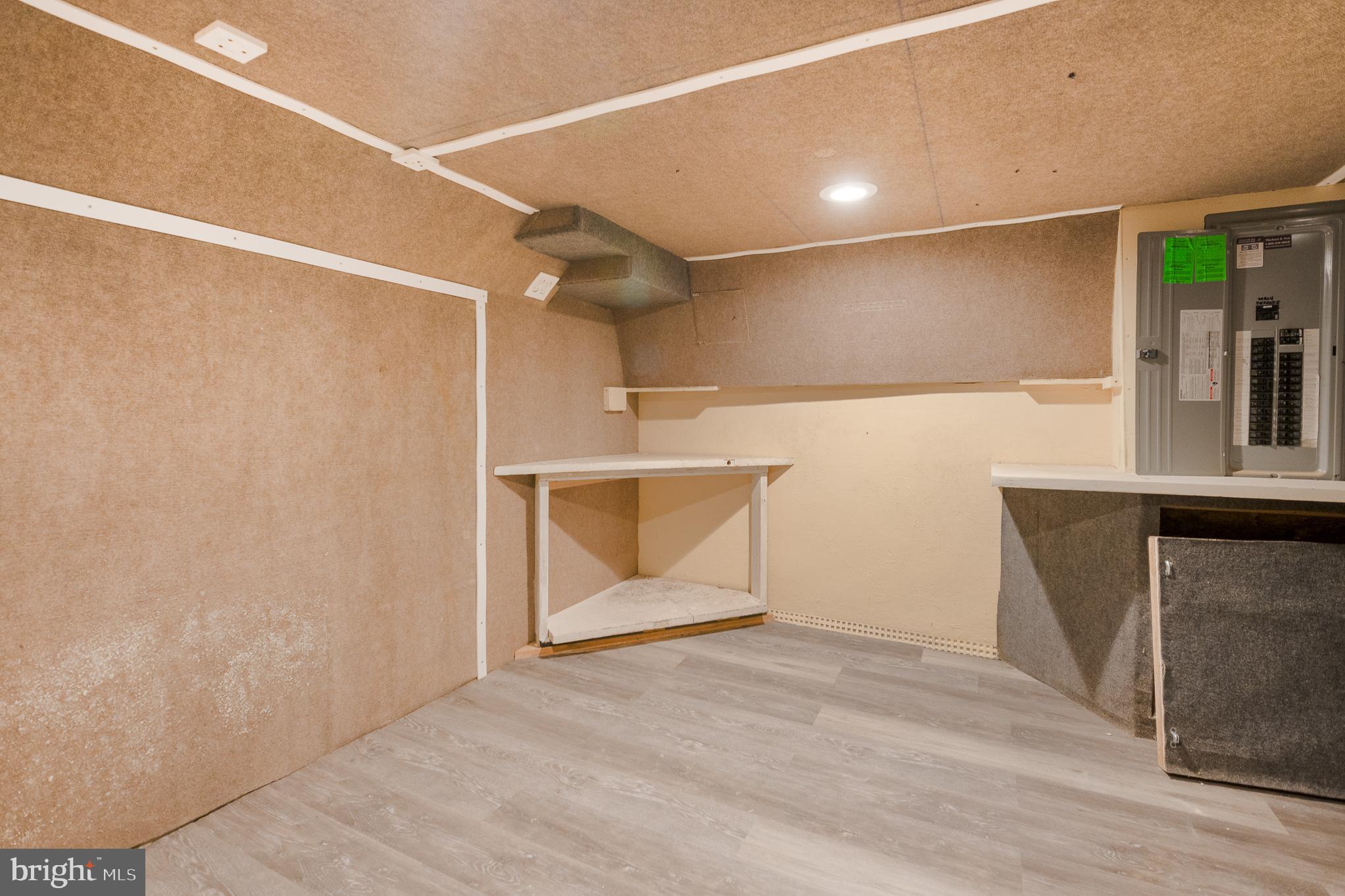 HOLLINS MARKET - Residential