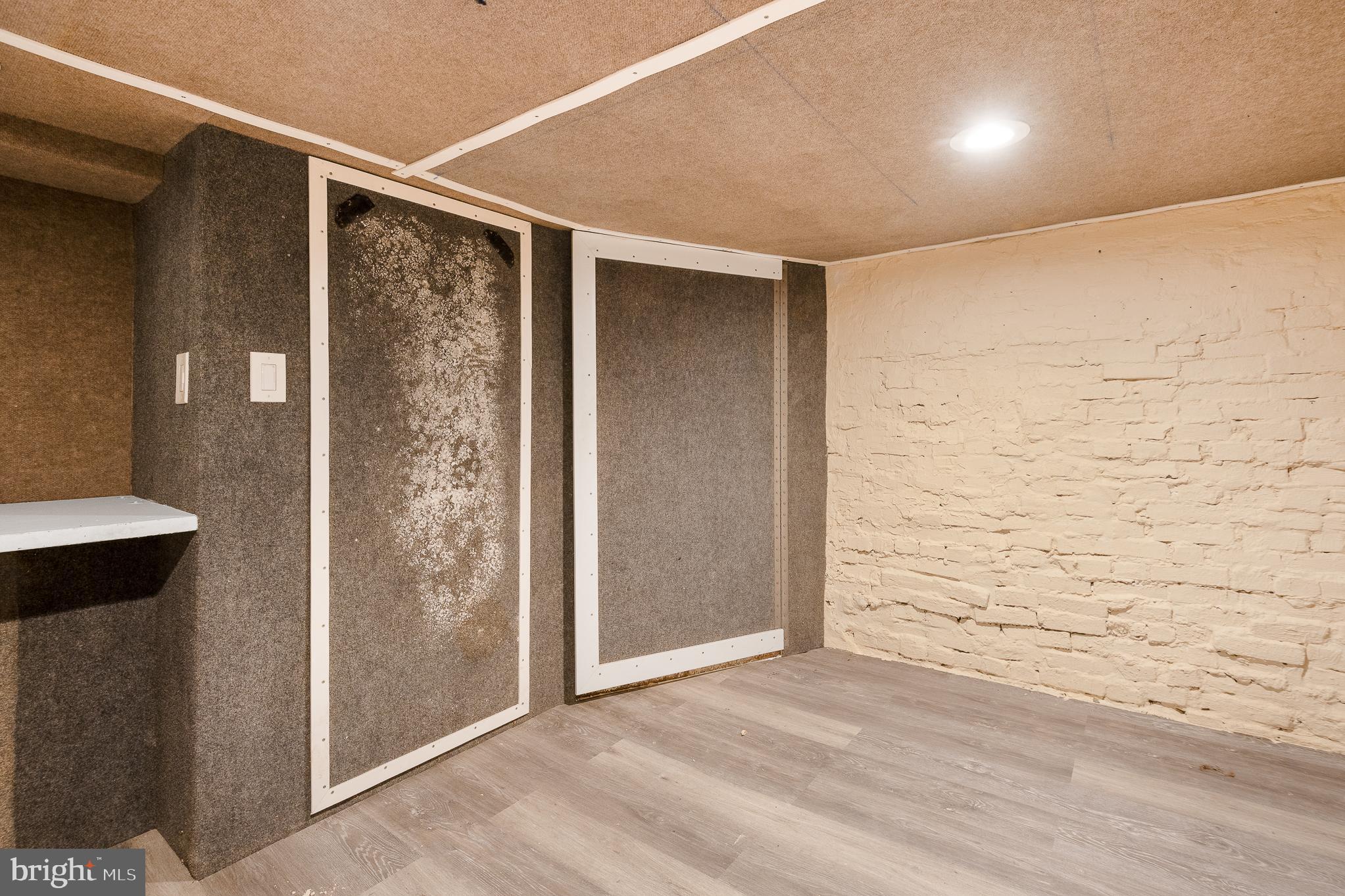 HOLLINS MARKET - Residential