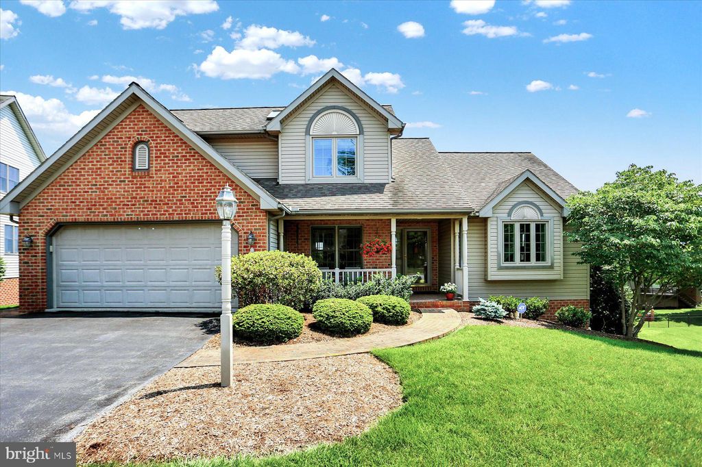 Photo of 934 HILLSIDE AVE, ELIZABETHTOWN, PA 17022 (MLS # PALA2038082)