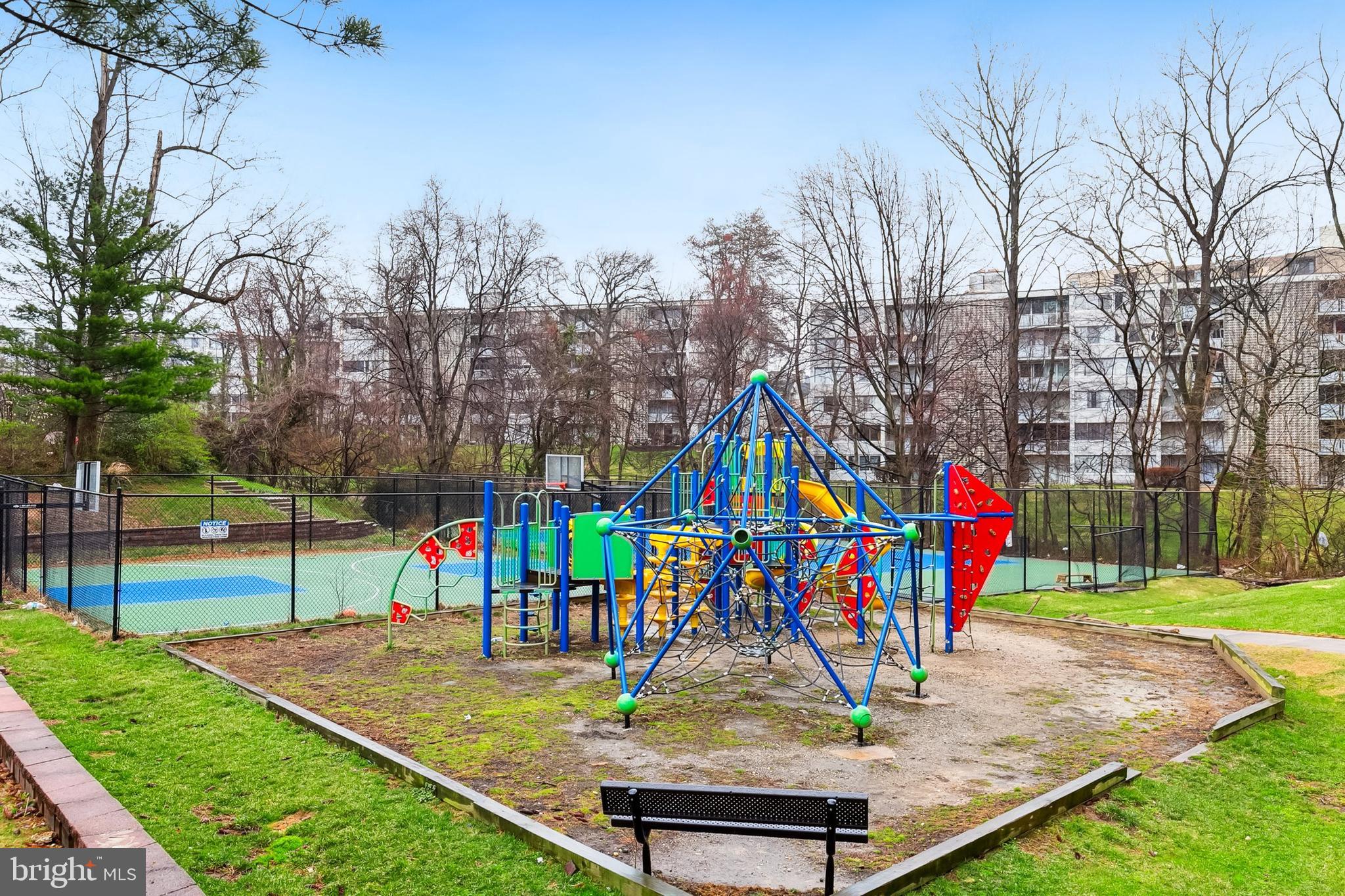 PRESIDENTIAL TOWERS - Residential