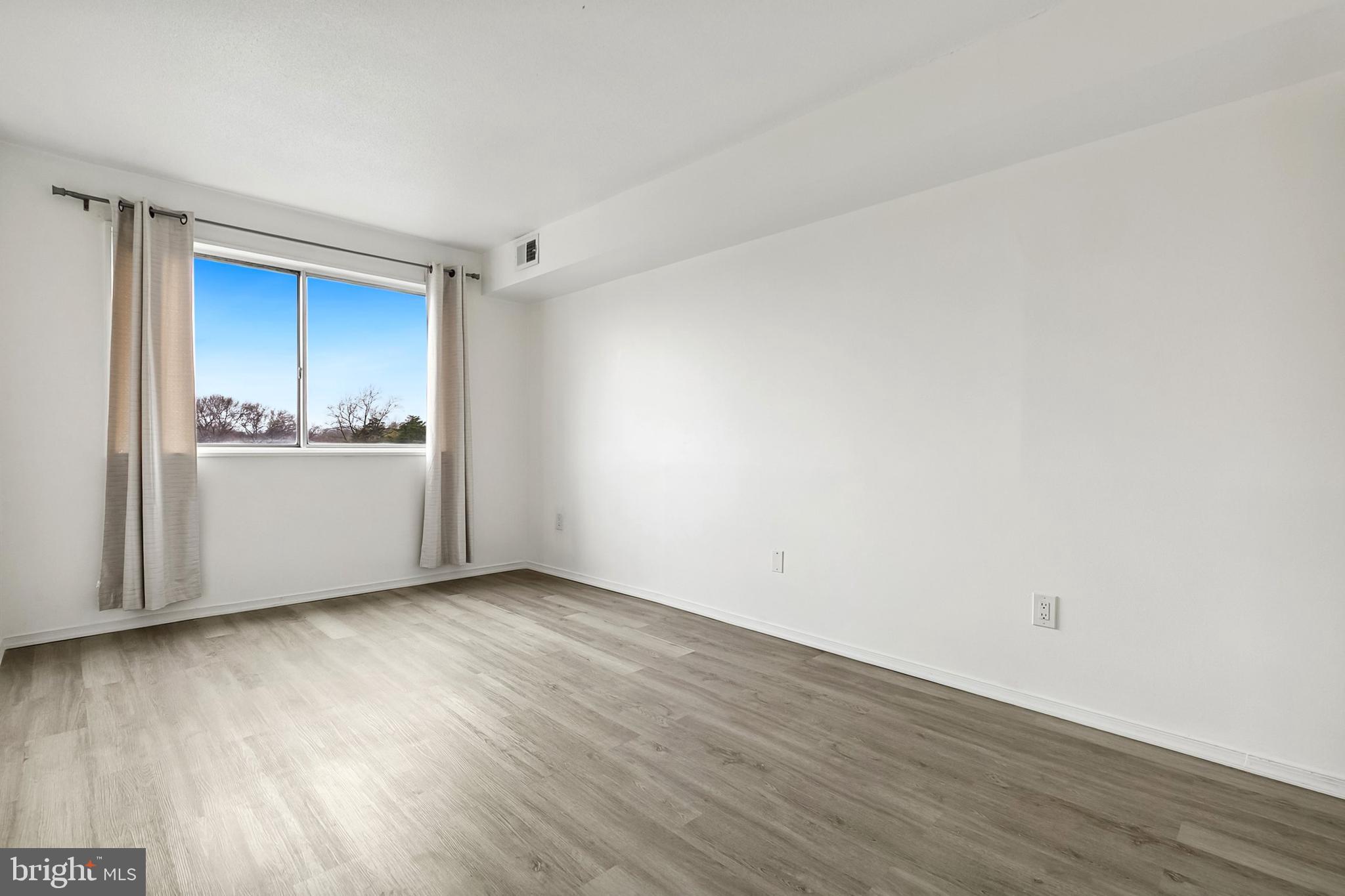 PRESIDENTIAL TOWERS - Residential