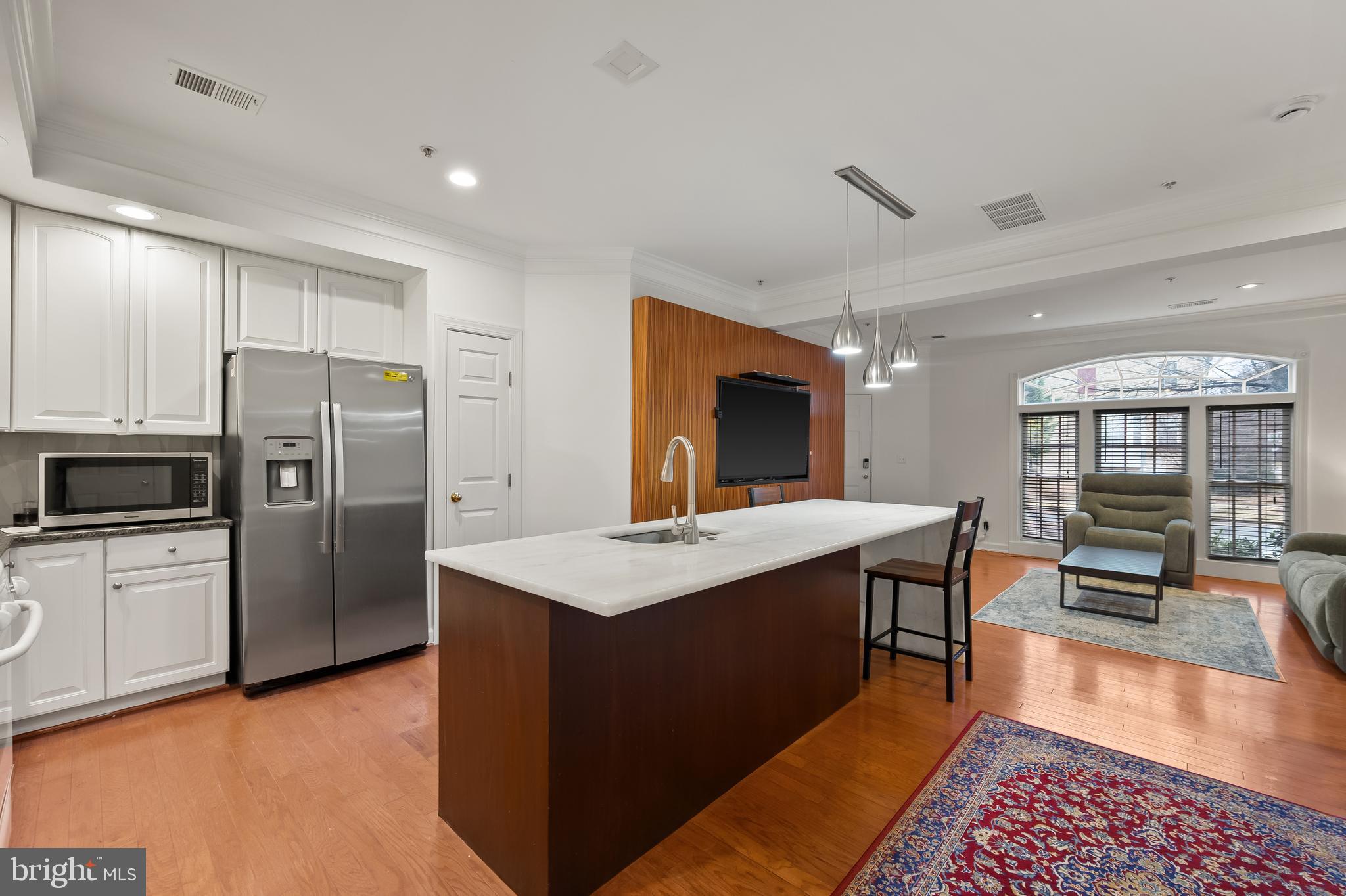 589 ODENDHAL AVENUE 589