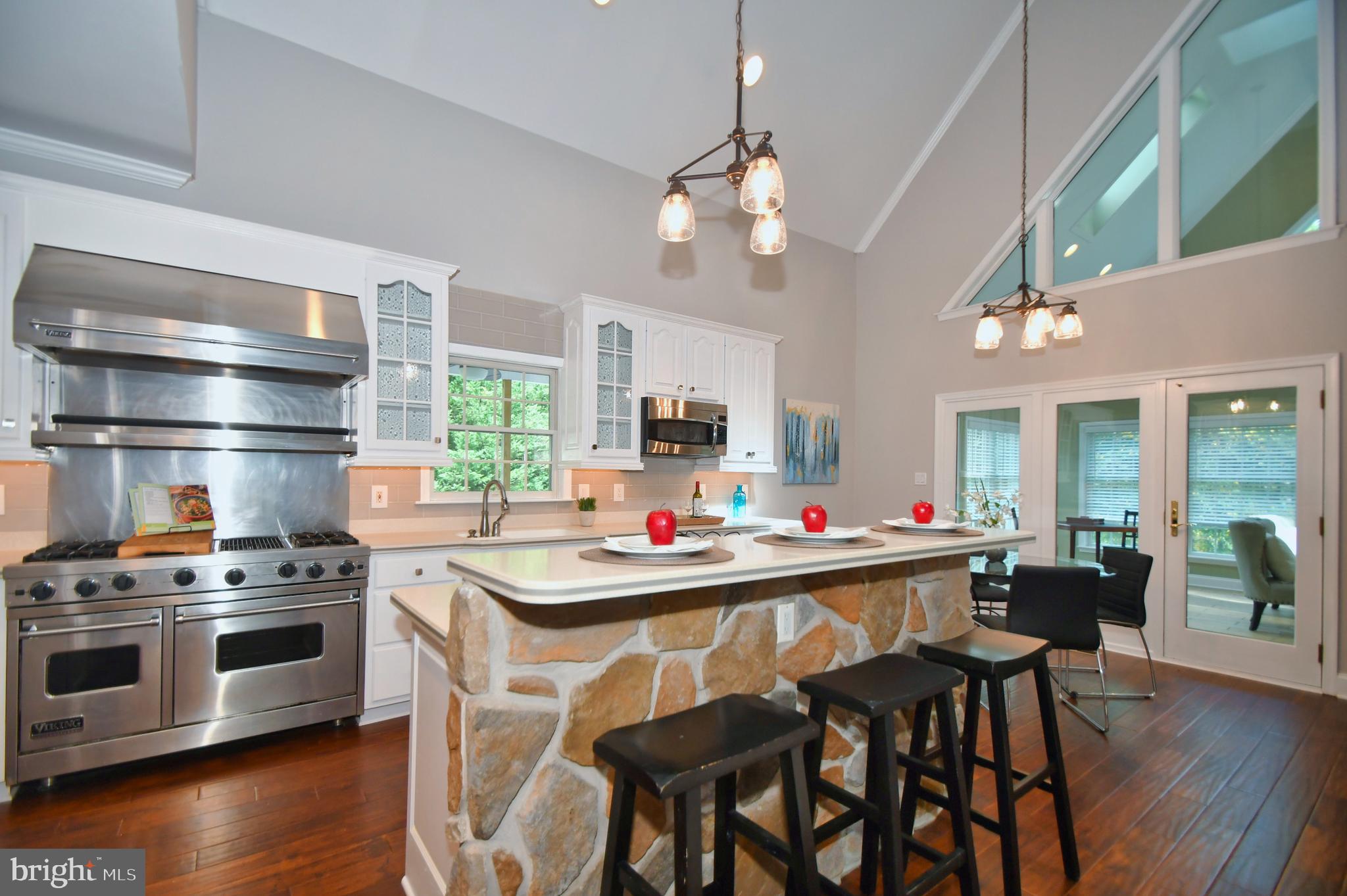 WHITE HALL - Residential