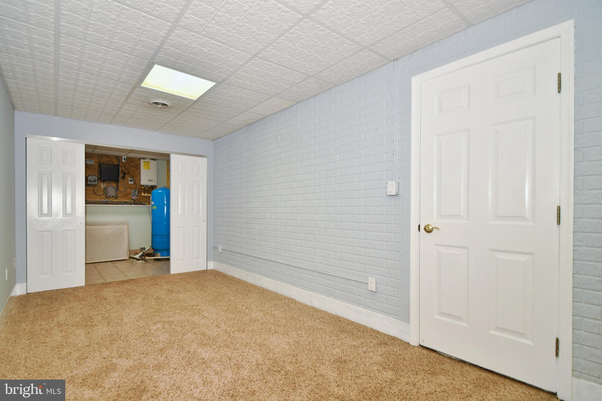 WHITE HALL - Residential