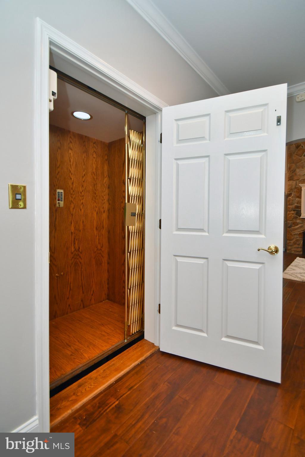 WHITE HALL - Residential