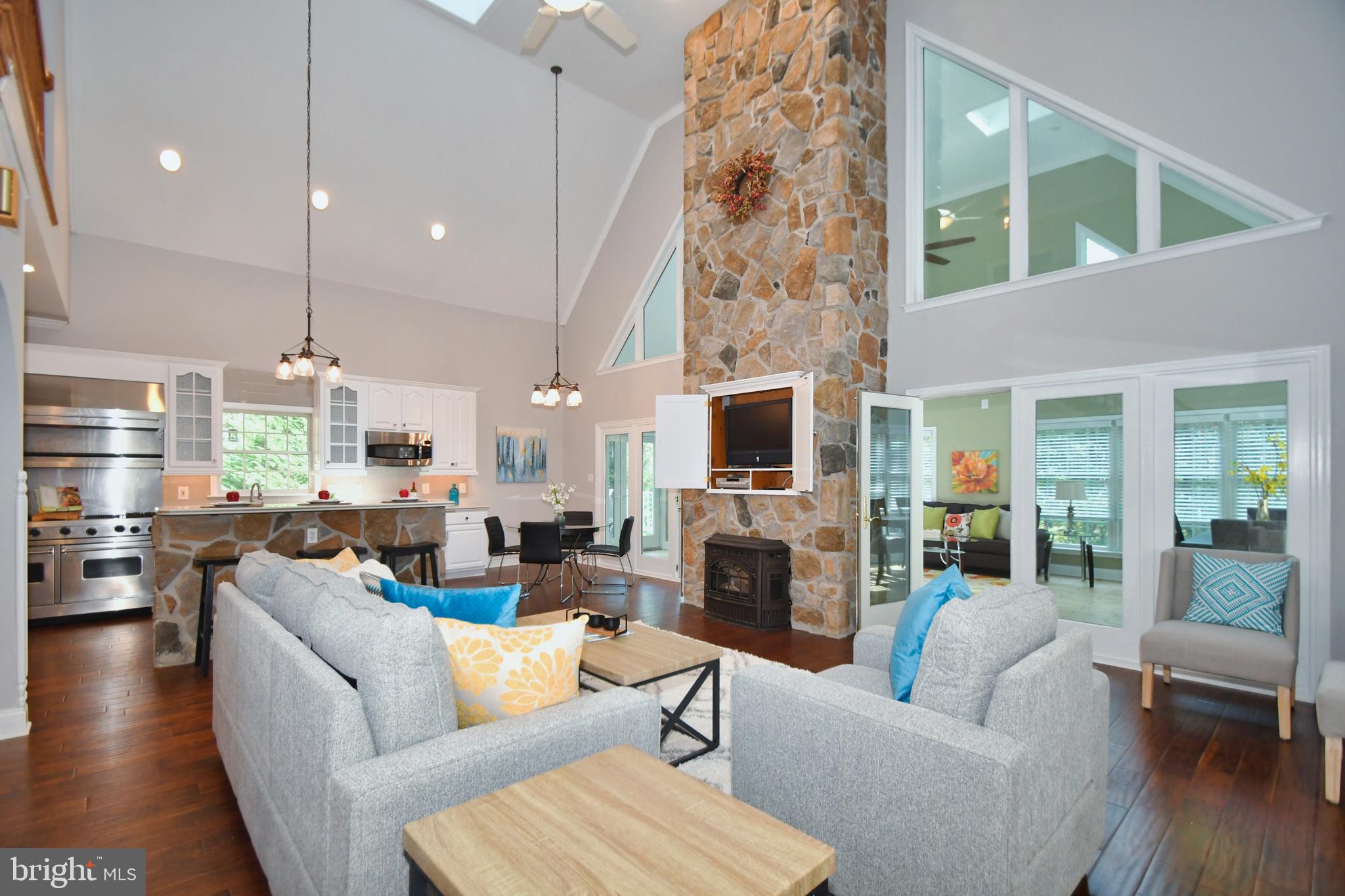 WHITE HALL - Residential