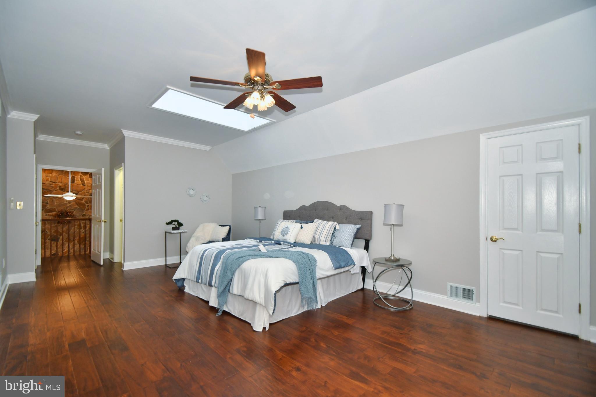 WHITE HALL - Residential