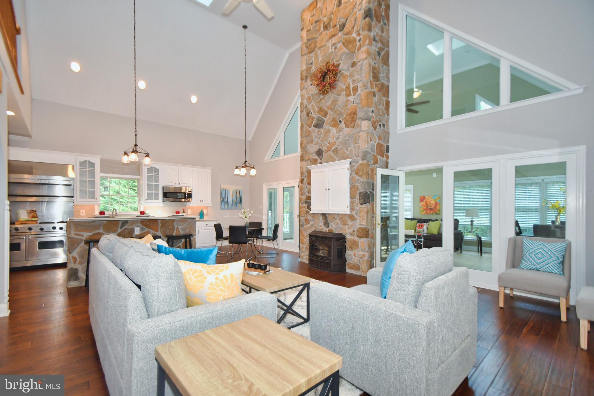 WHITE HALL - Residential