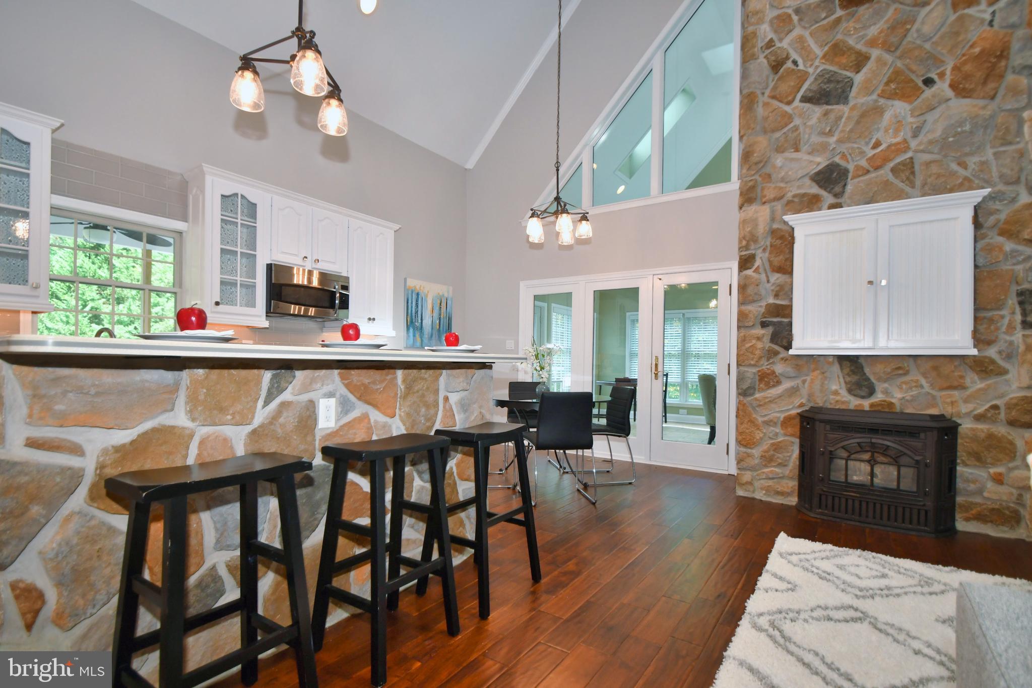 WHITE HALL - Residential