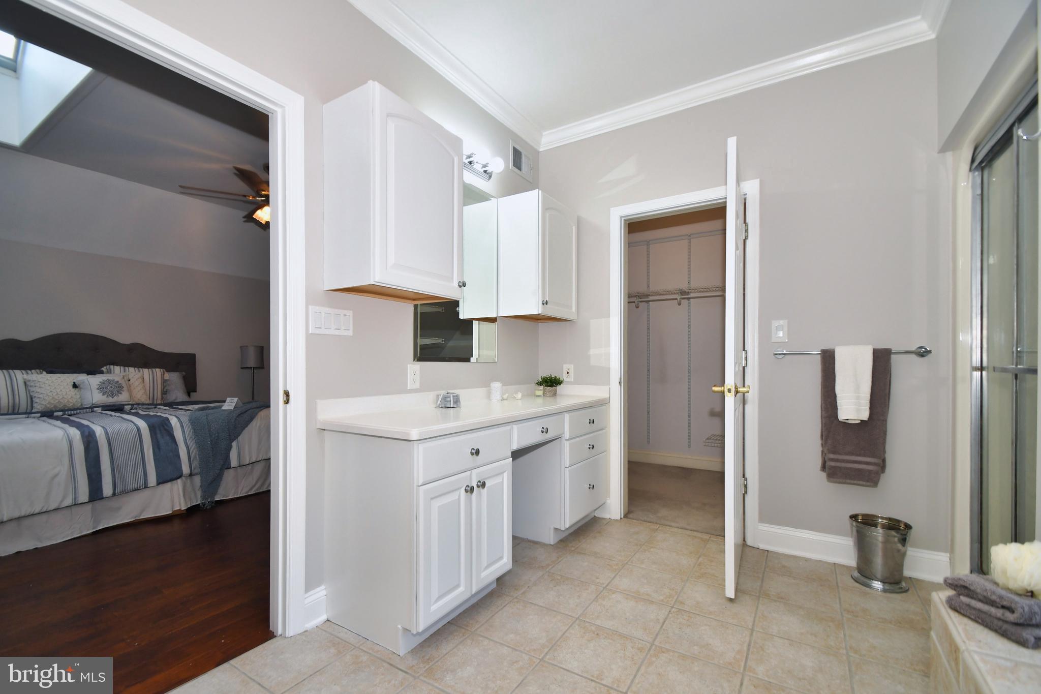 WHITE HALL - Residential