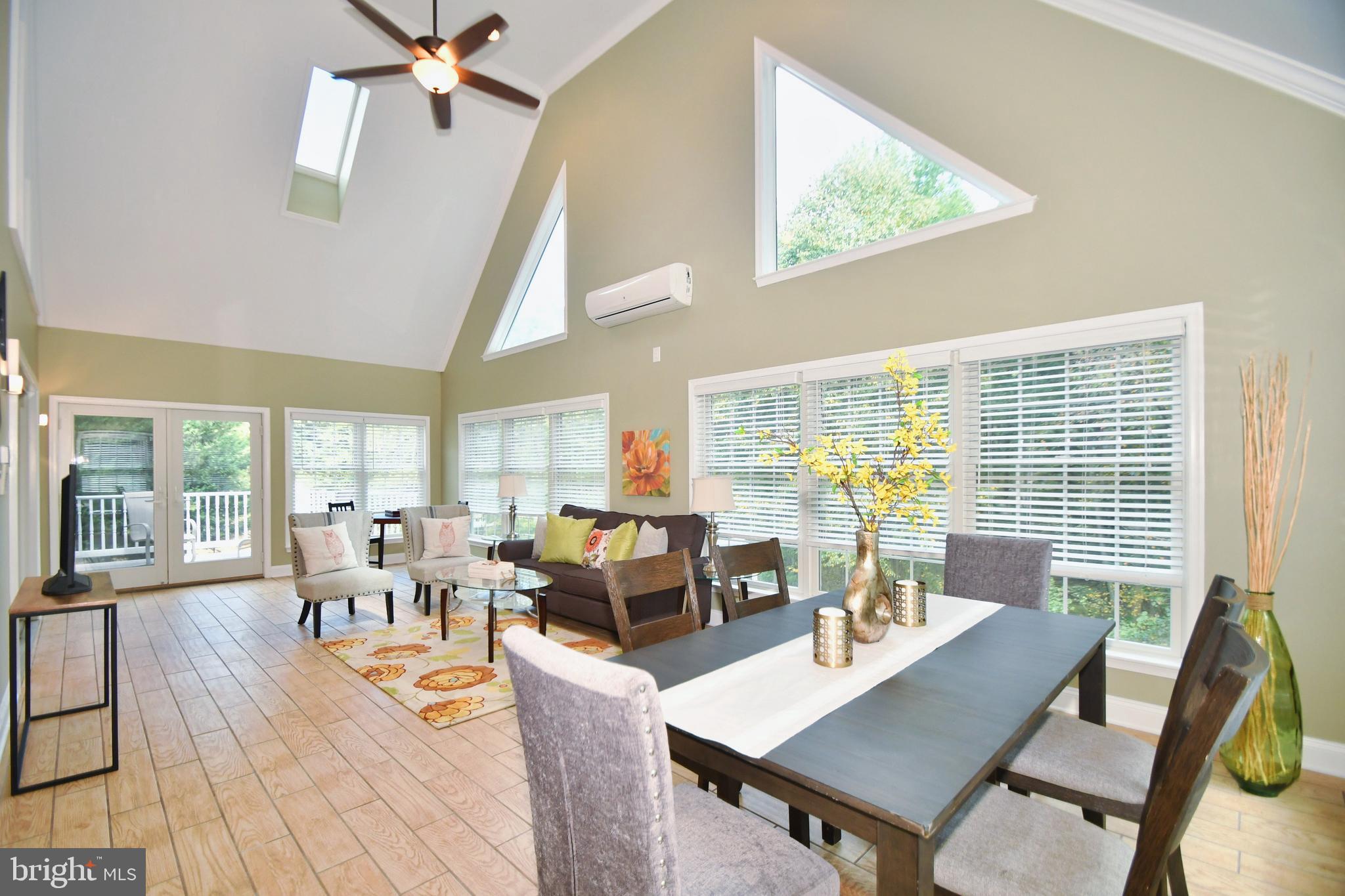 WHITE HALL - Residential