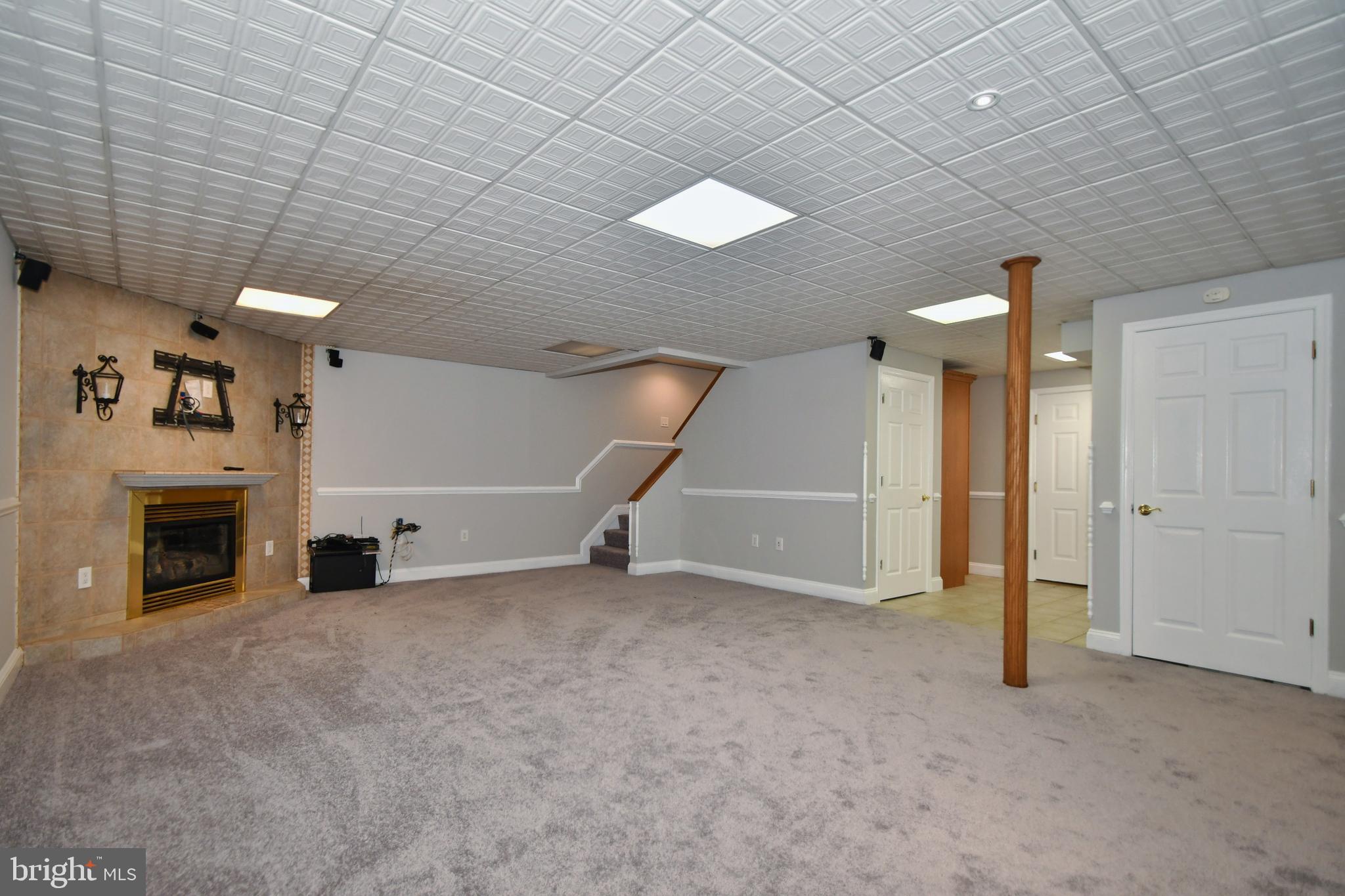 WHITE HALL - Residential