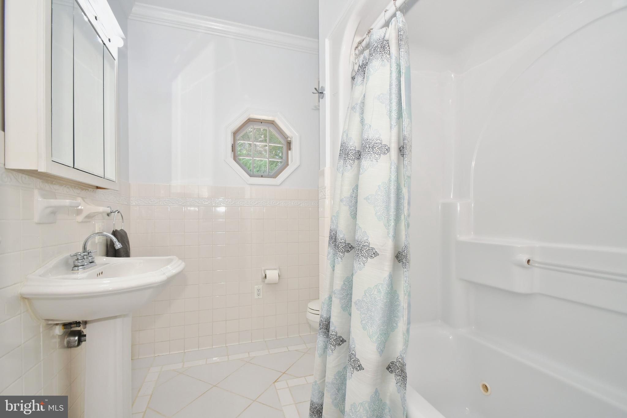 WHITE HALL - Residential