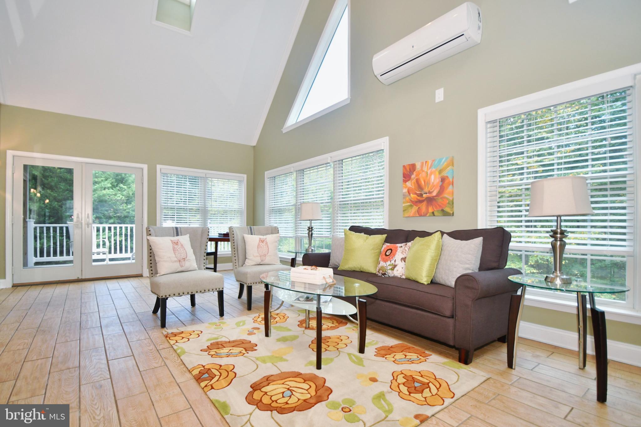 WHITE HALL - Residential