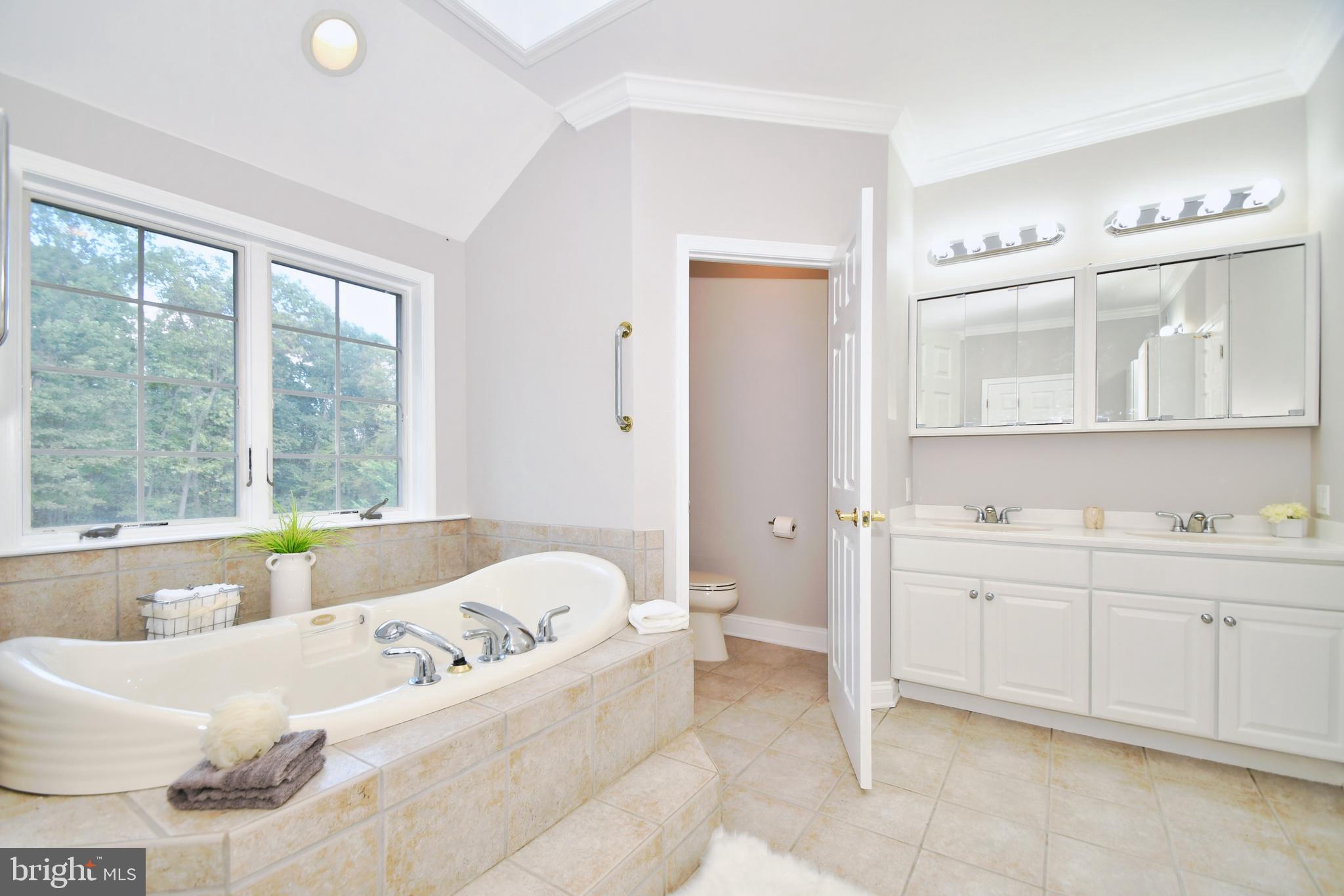 WHITE HALL - Residential