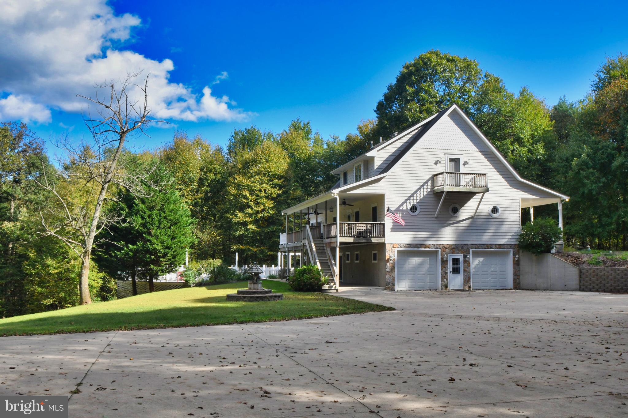 WHITE HALL - Residential