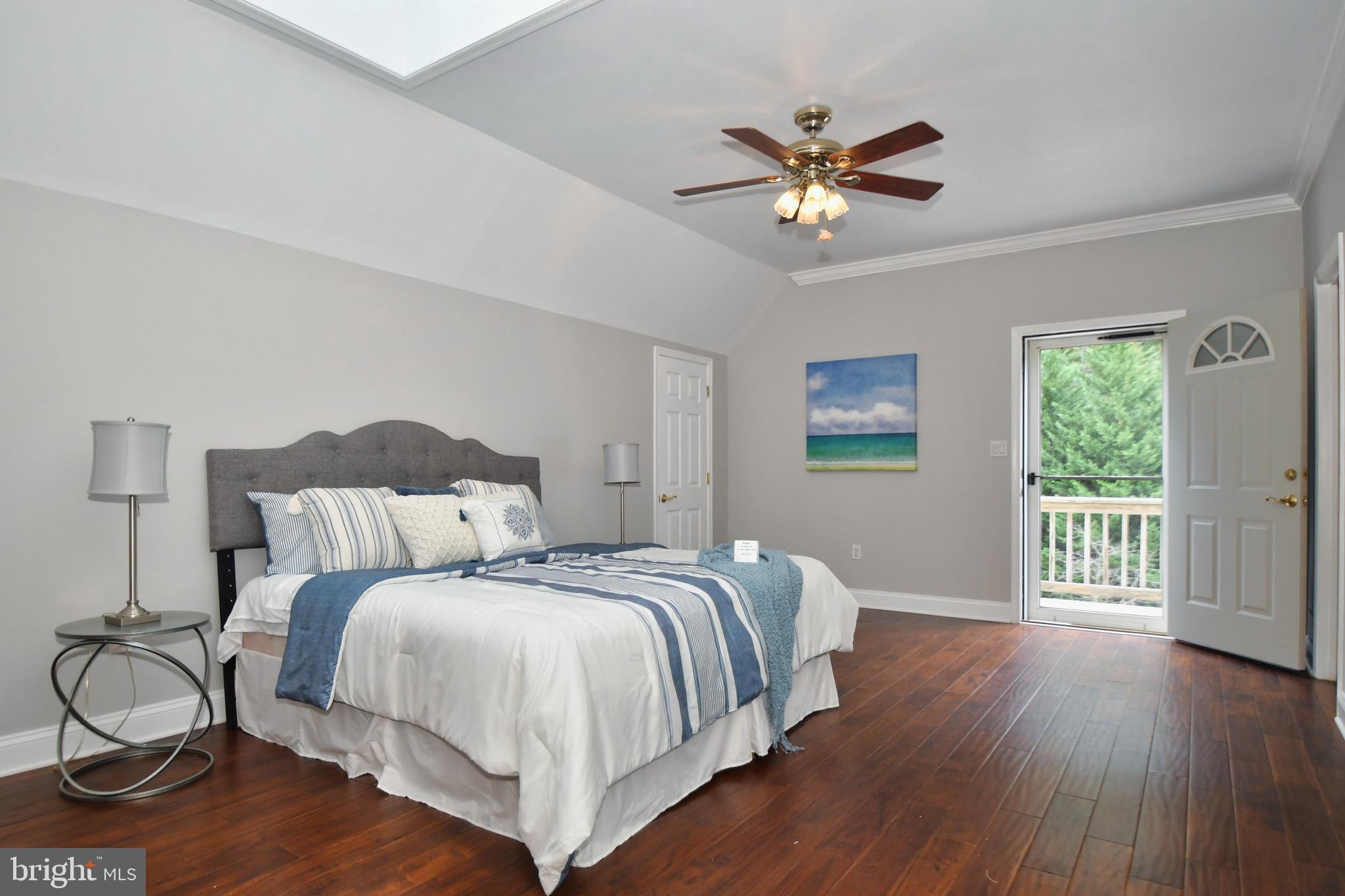 WHITE HALL - Residential