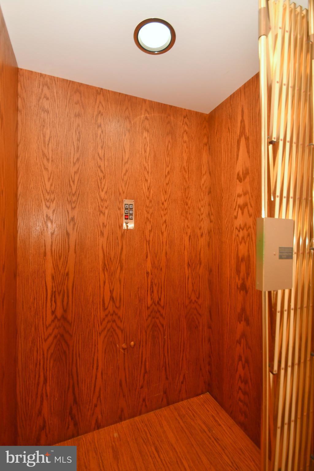 WHITE HALL - Residential