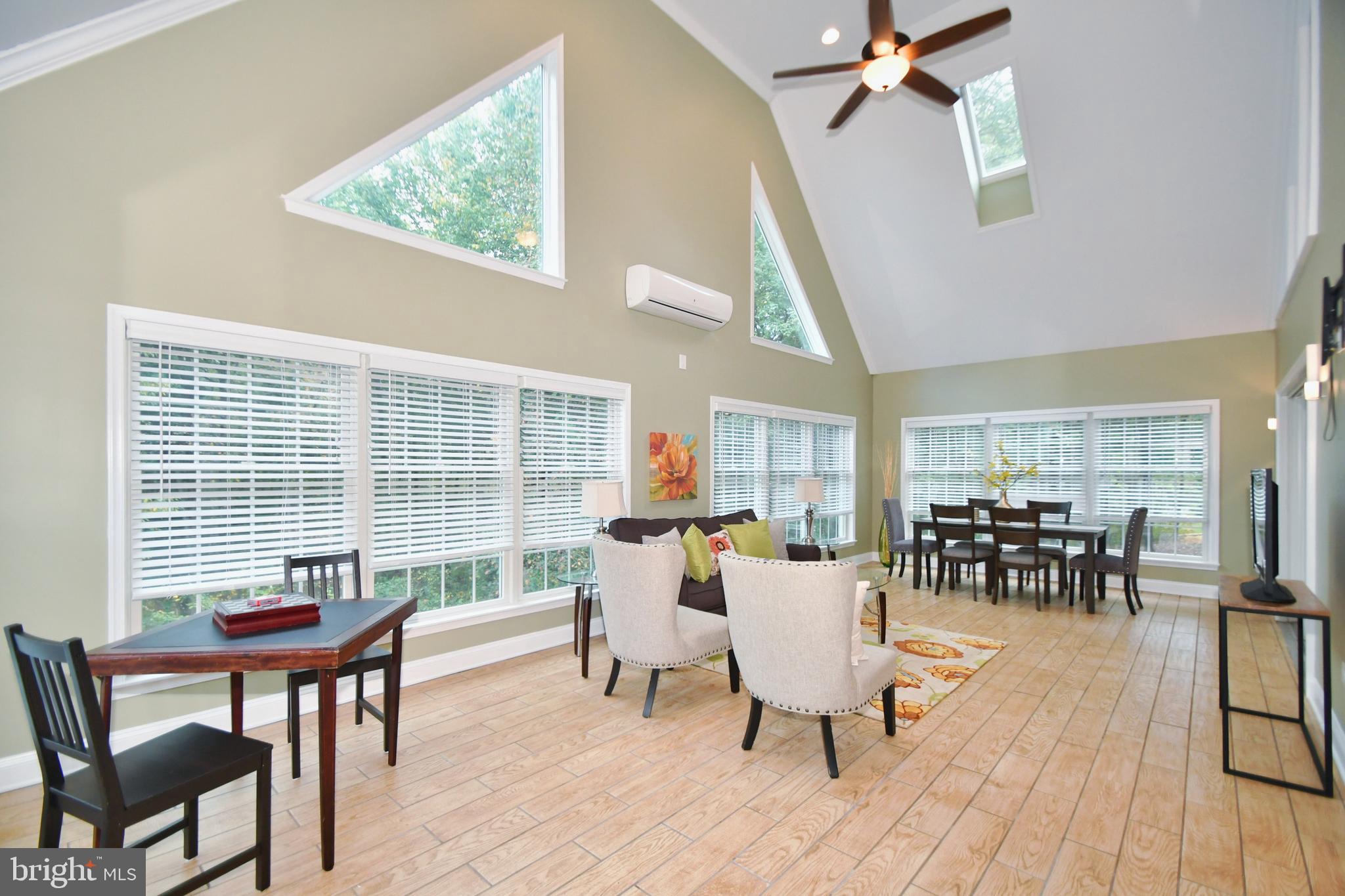 WHITE HALL - Residential