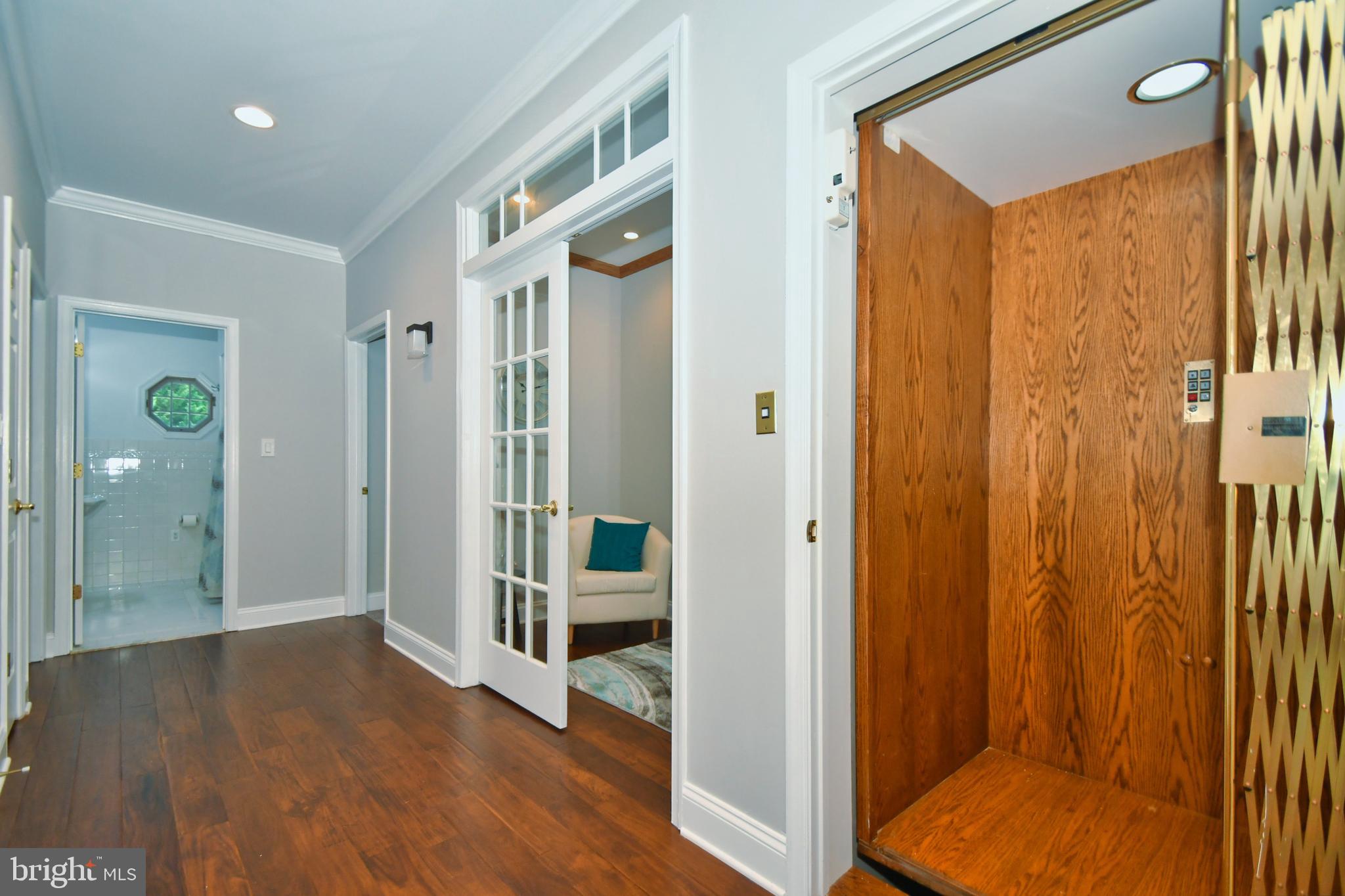 WHITE HALL - Residential