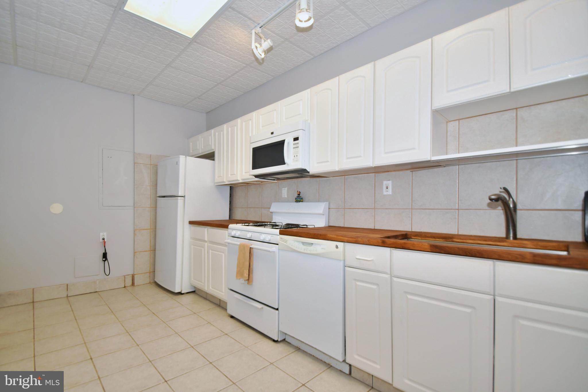 WHITE HALL - Residential