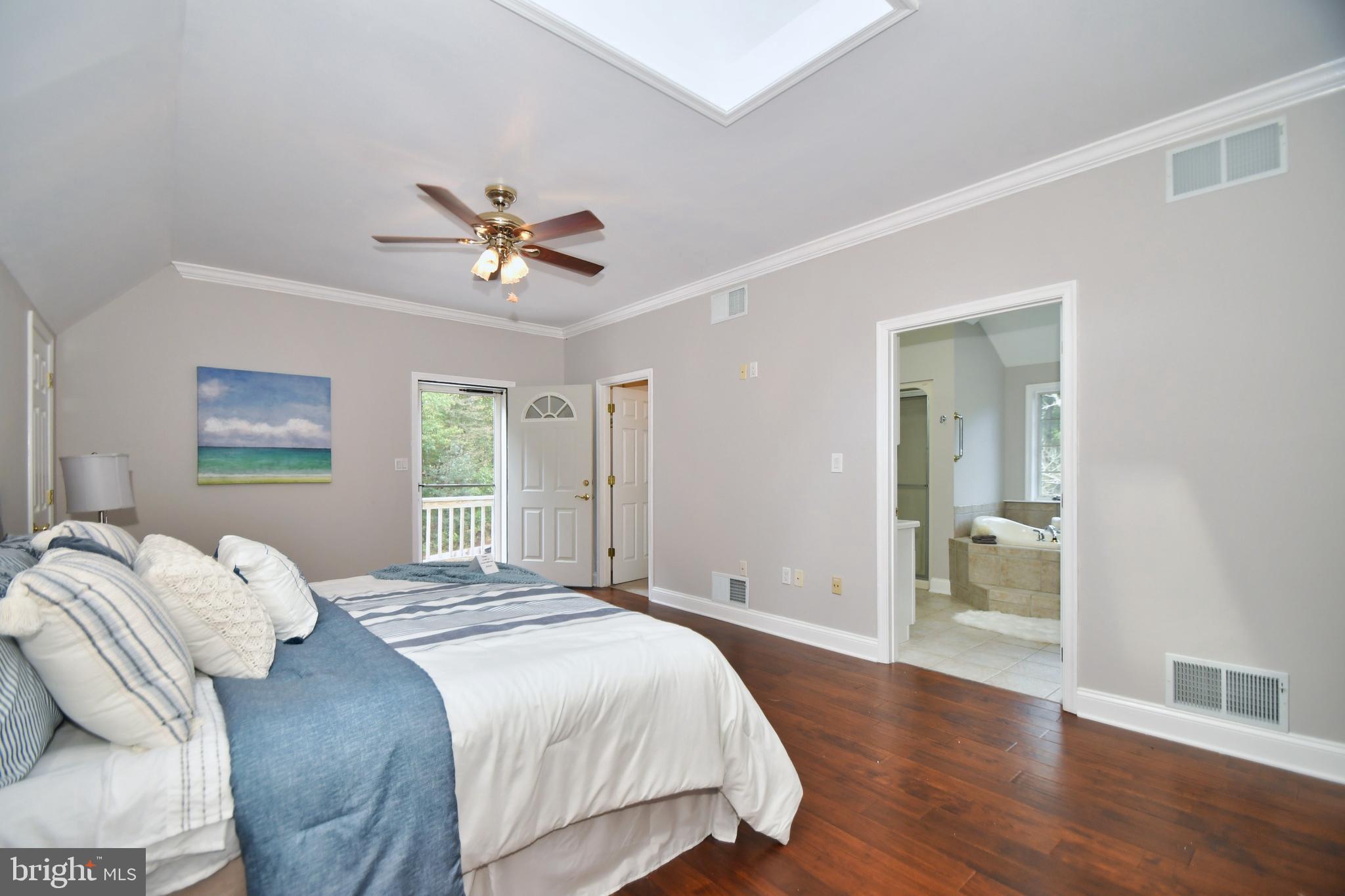 WHITE HALL - Residential