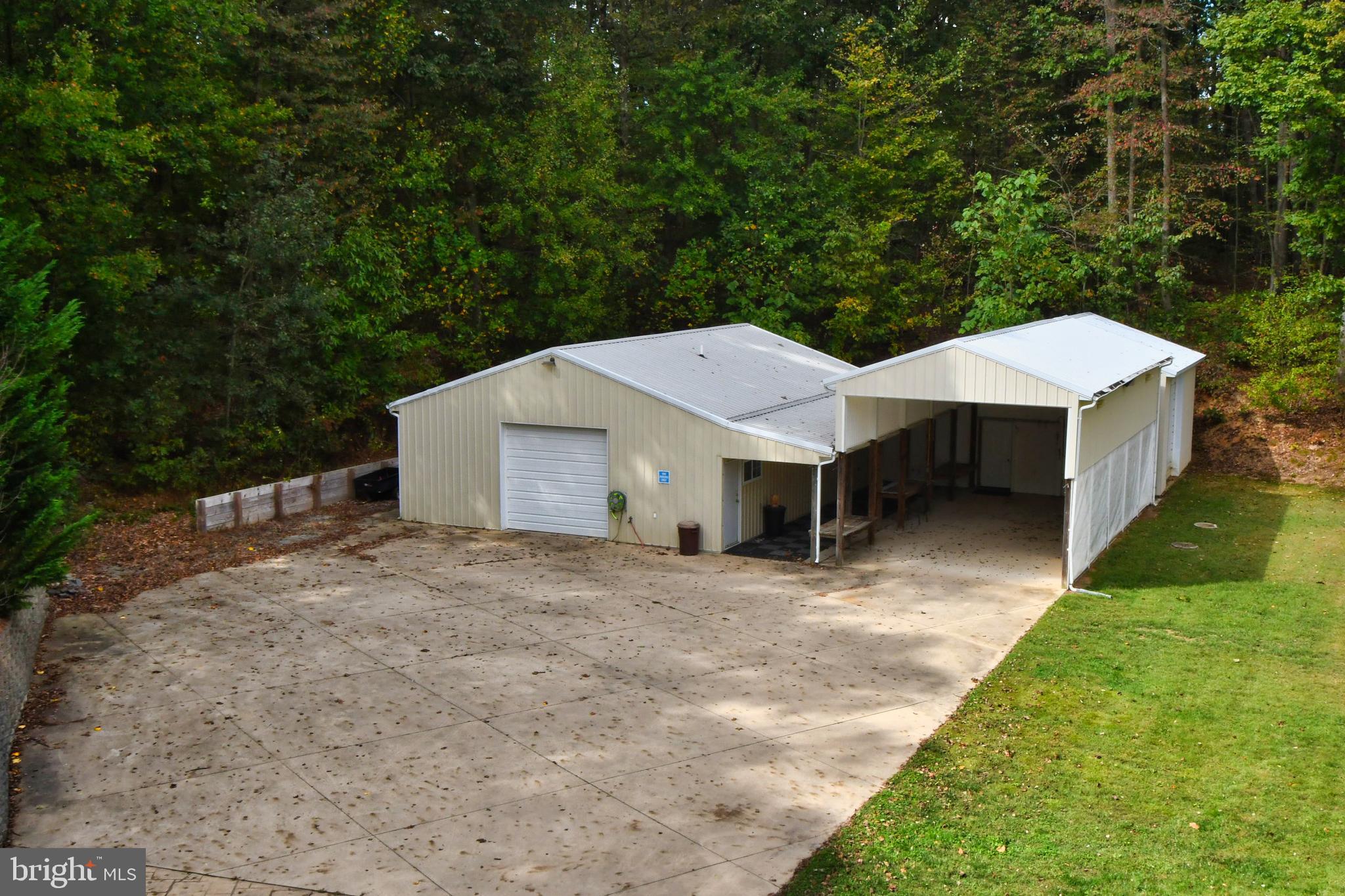 WHITE HALL - Residential