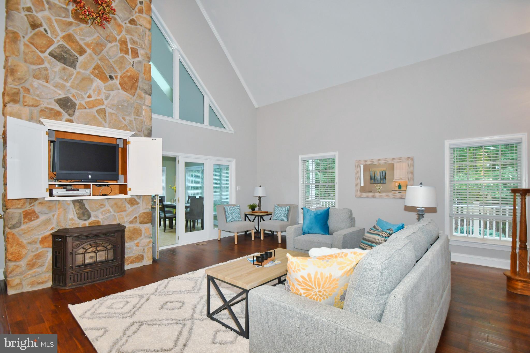 WHITE HALL - Residential