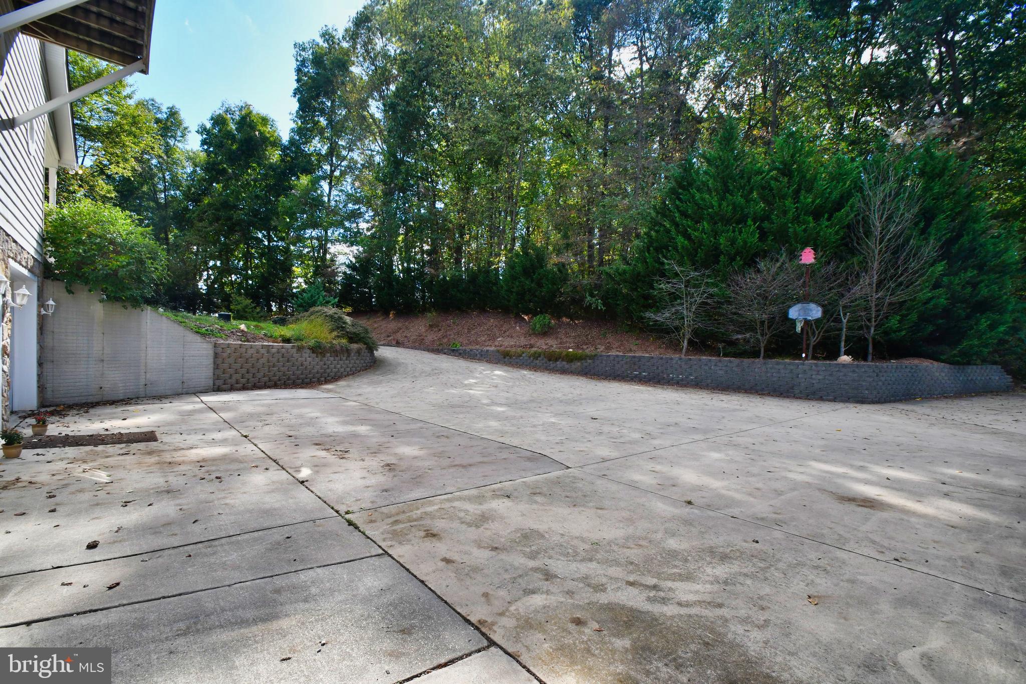 WHITE HALL - Residential