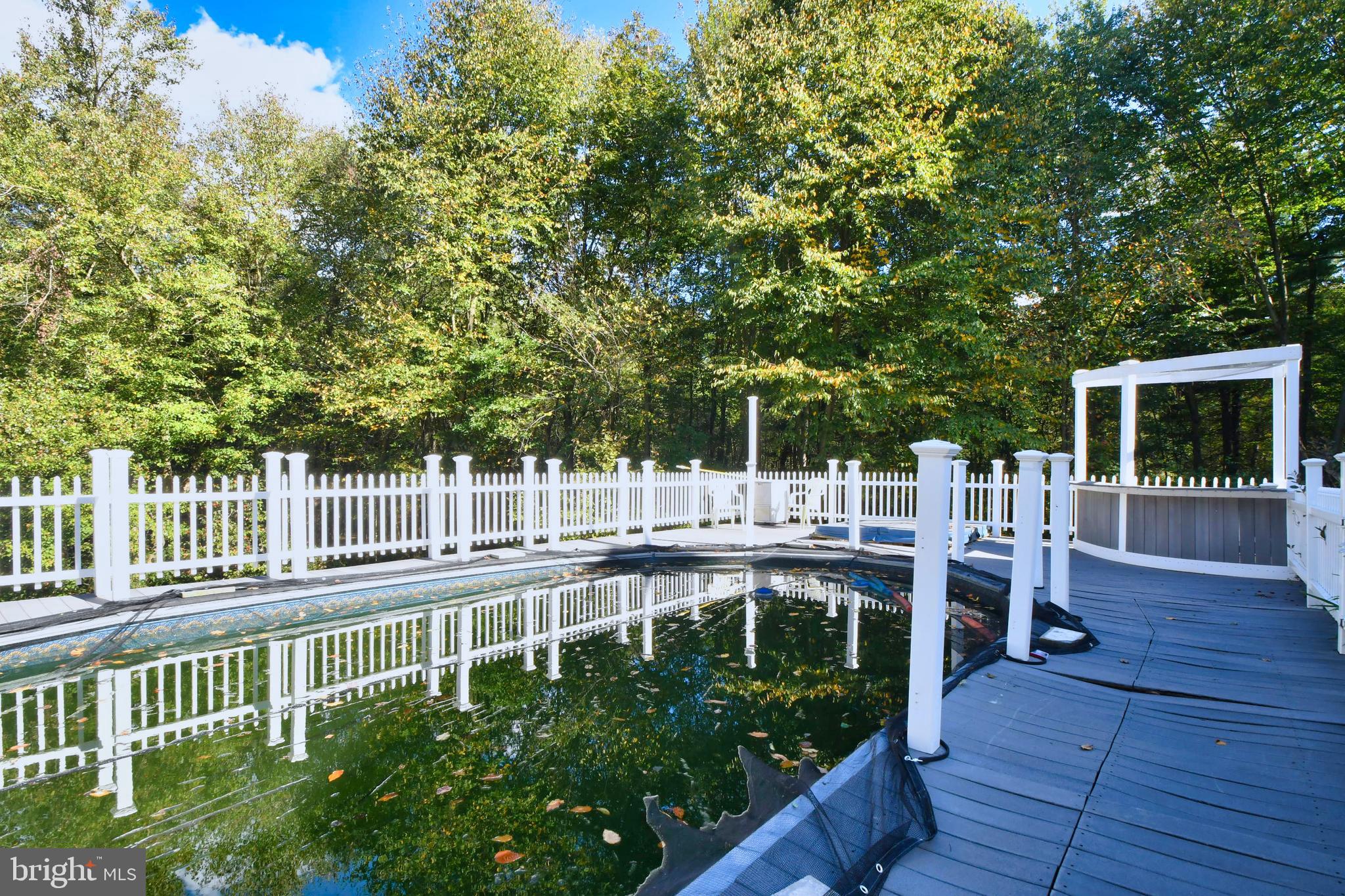 WHITE HALL - Residential