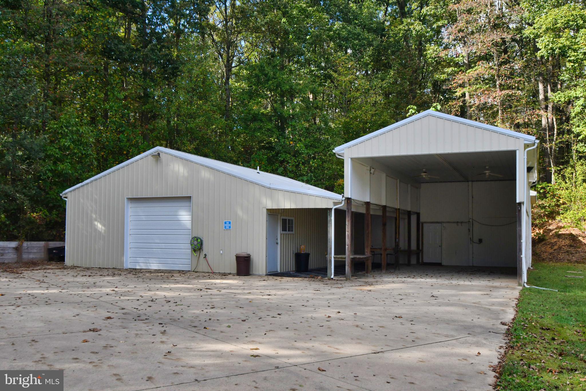 WHITE HALL - Residential