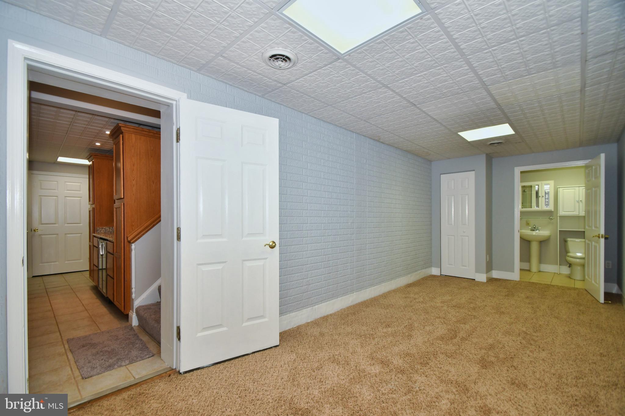 WHITE HALL - Residential