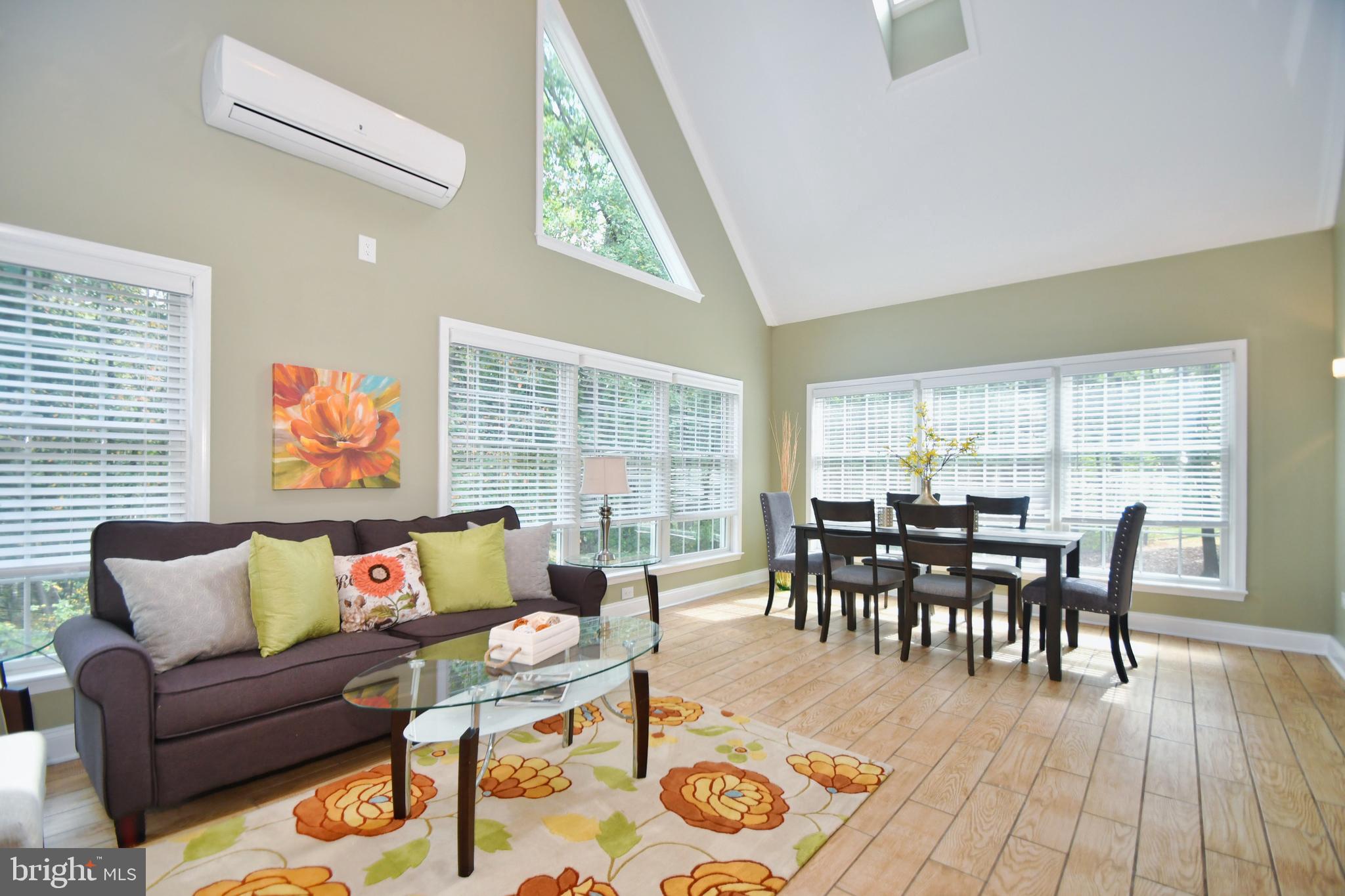 WHITE HALL - Residential