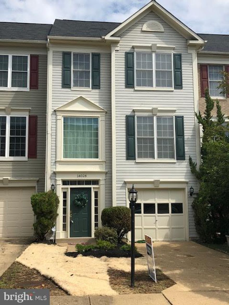 LOVELY TOWNHOME W/ 3 BR/2.55 BA. LIGHT & BRIGHT 2 STY FOYER, OPEN LIVING & DINING RM *SPACIOUS KITCHEN W/ HARDWOOD, ISLAND,BREAKFAST NOOK,STAINLESS STEEL *.BACKING TO DECK. COZY WALK-OUT REC. RM W/ FIREPLACE* MST SUITE W/VAULTED CEILING,LUXURY BA,SEP SHOWER,WALK-IN CLOSETS* NEAR I- 95, MILITARY BASES,POTOMAC MILLS, ACROSS FROM BJ'S. COMMUNITY POOL,TENNIS,LAKE* $50.00 CC PER ,GOOD CREDIT,NO PETS