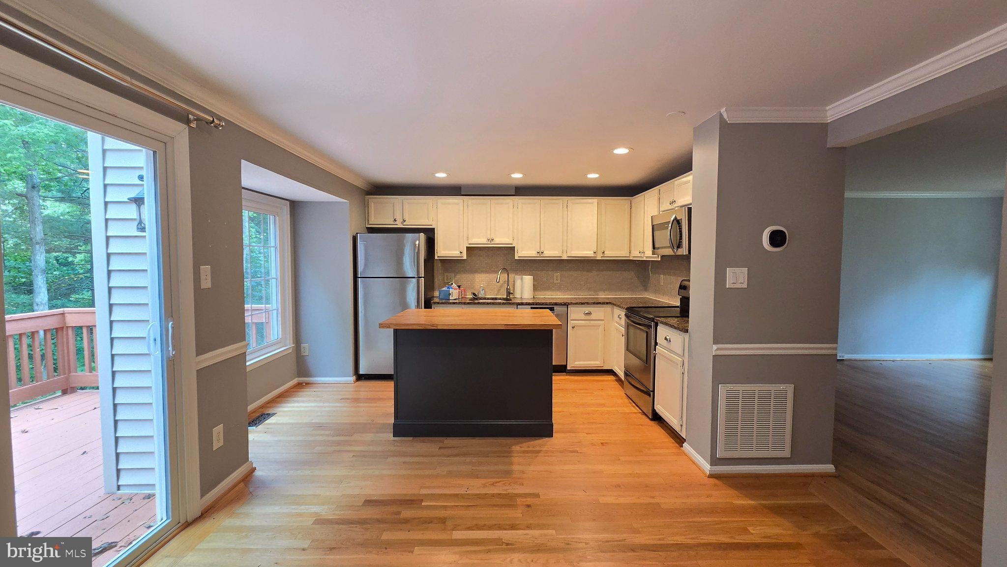 6638 GREENLEIGH LANE