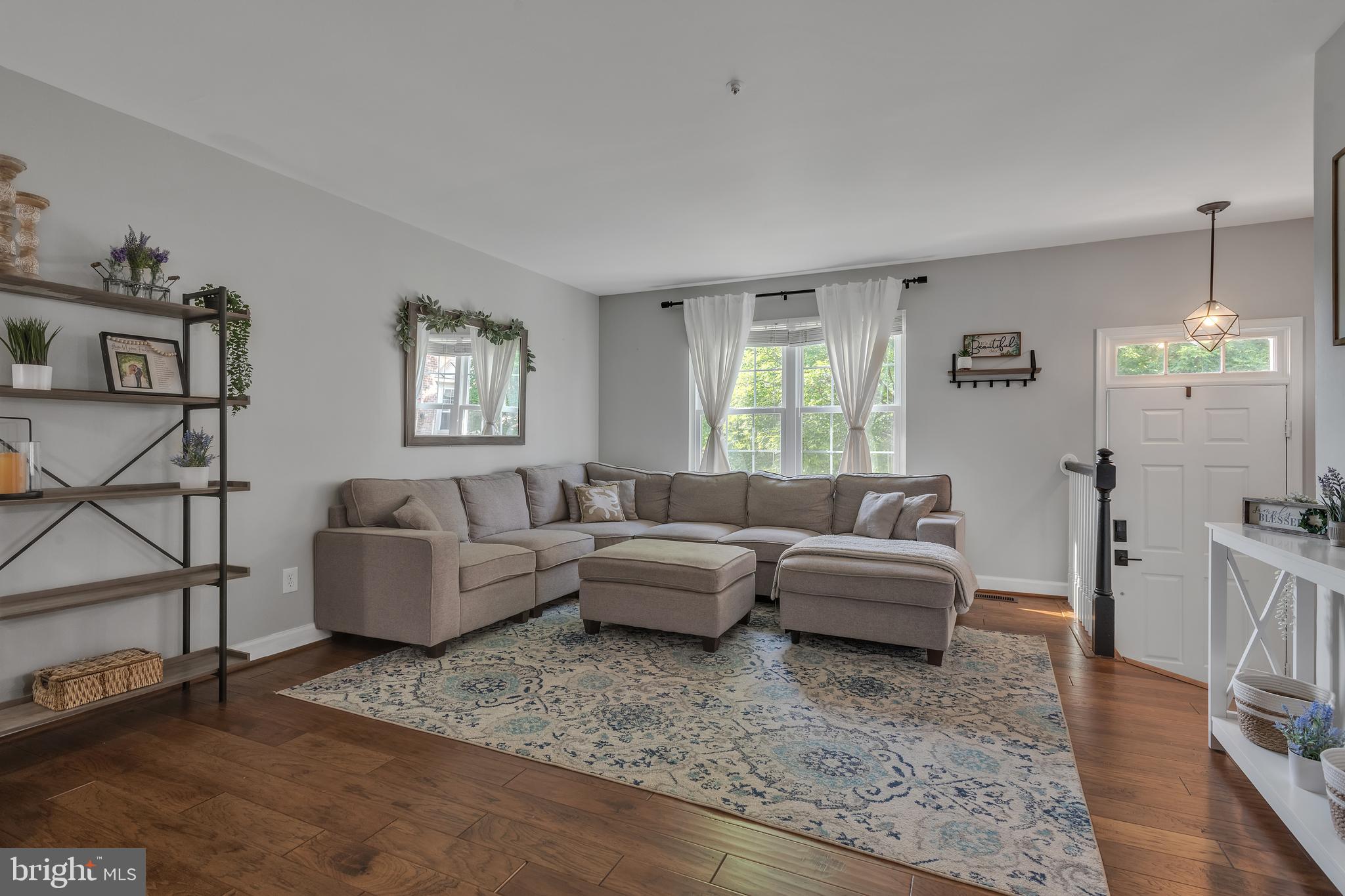 CONSTANT FRIENDSHIP - Residential