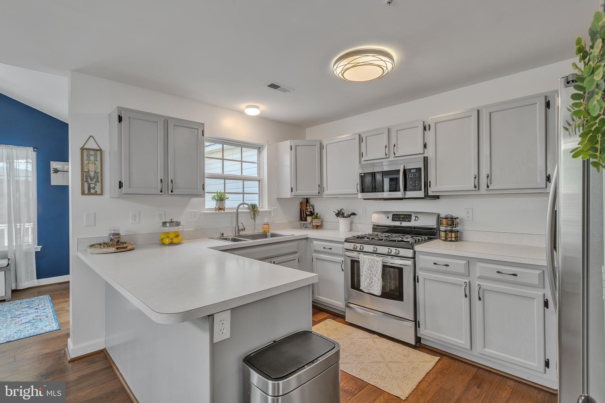 CONSTANT FRIENDSHIP - Residential