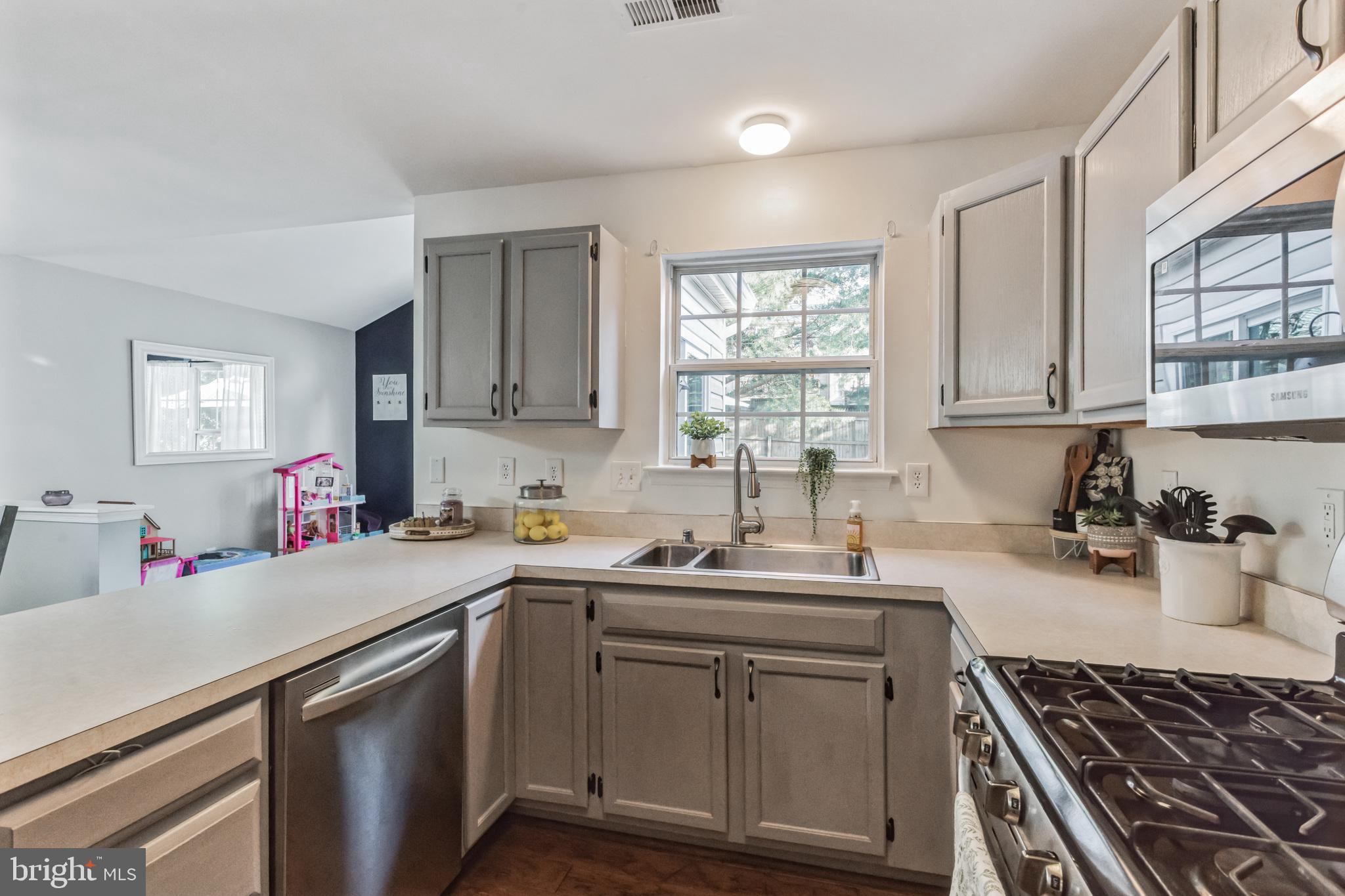 CONSTANT FRIENDSHIP - Residential