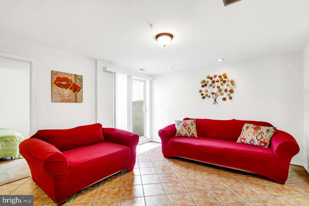 CONSTANT FRIENDSHIP - Residential