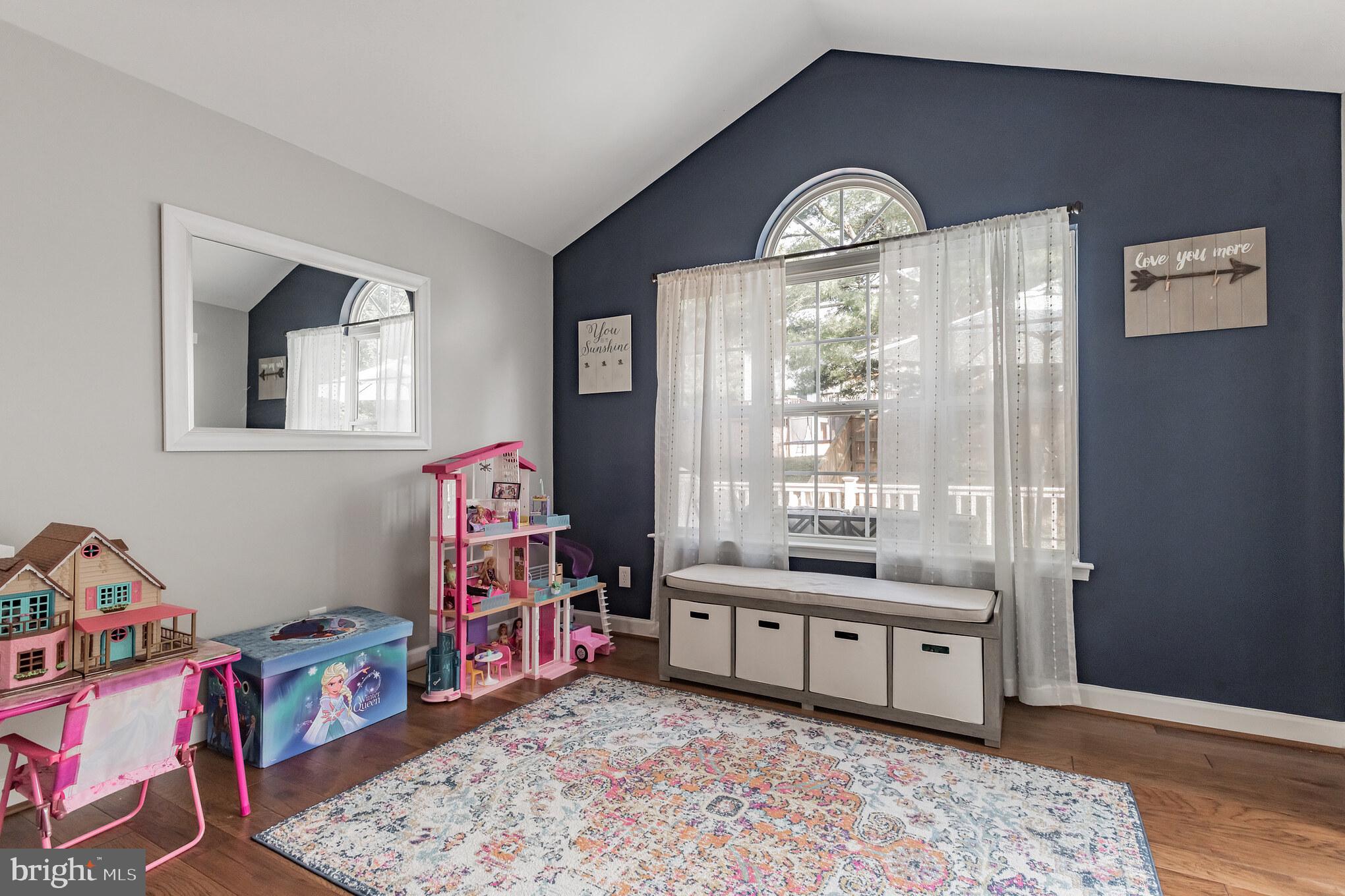 CONSTANT FRIENDSHIP - Residential