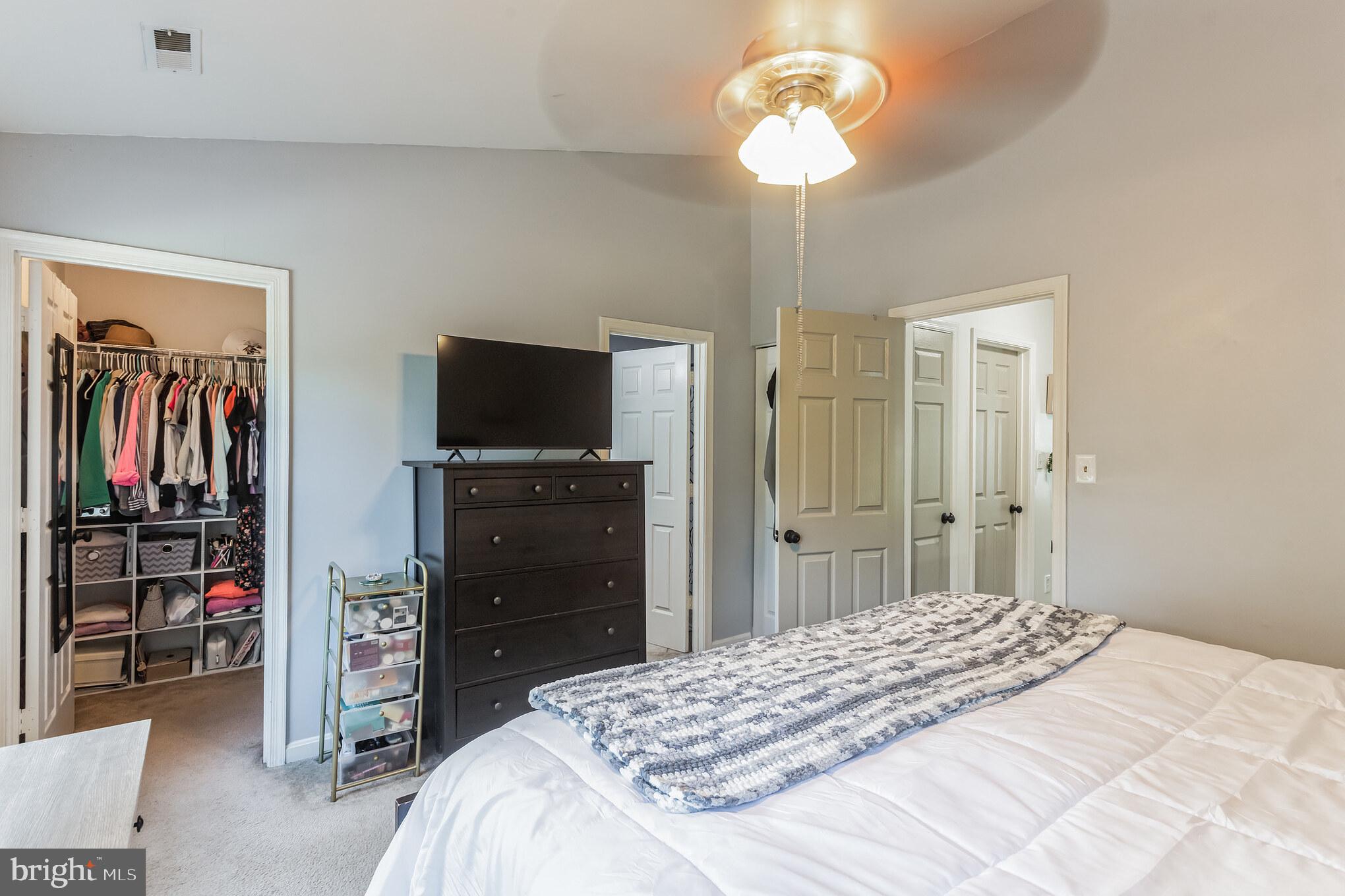 CONSTANT FRIENDSHIP - Residential