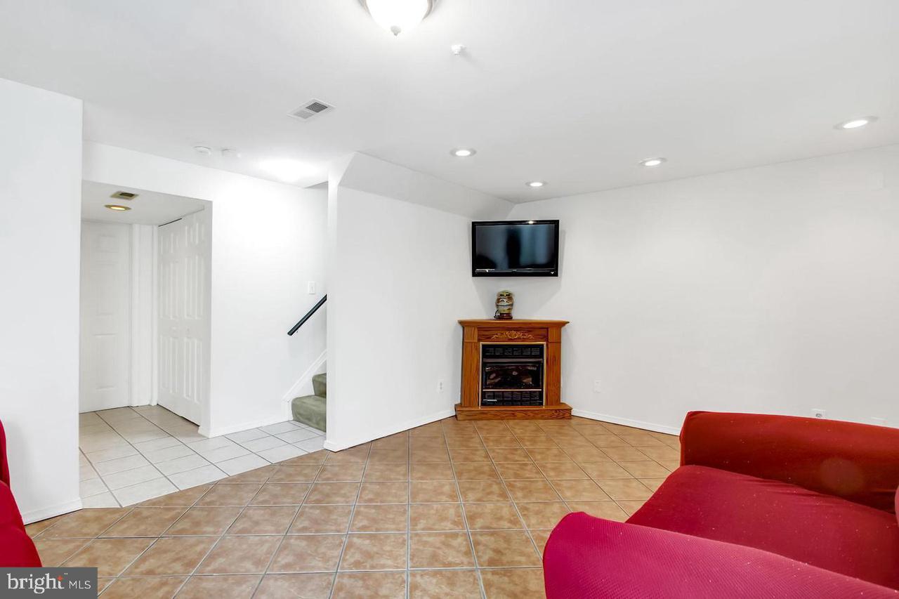 CONSTANT FRIENDSHIP - Residential