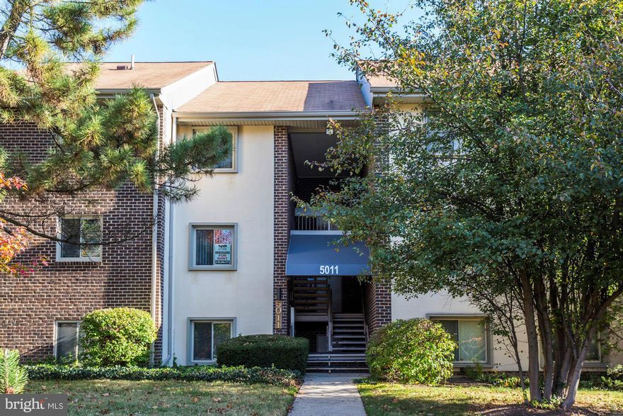 FRESH NEW PAINT! SAFE, SMART AND PRISTINE 3BR -2FULL BATHS CONDO W/GORGEOUS PRIVATE BALCONY! CLEAN & SPACIOUS @ THE PERFECT LOCATION! WALK TO SWIM CLUB, TENNIS CLUB, SHOPPING, AND TO COLUMBIA MALL! RENT INCLUDES WATER, SEWER, LAWN CARE, RECYCLE, CONDO FEE, CPRA FEE AND MORE!!! AMPLE PARKING!!!