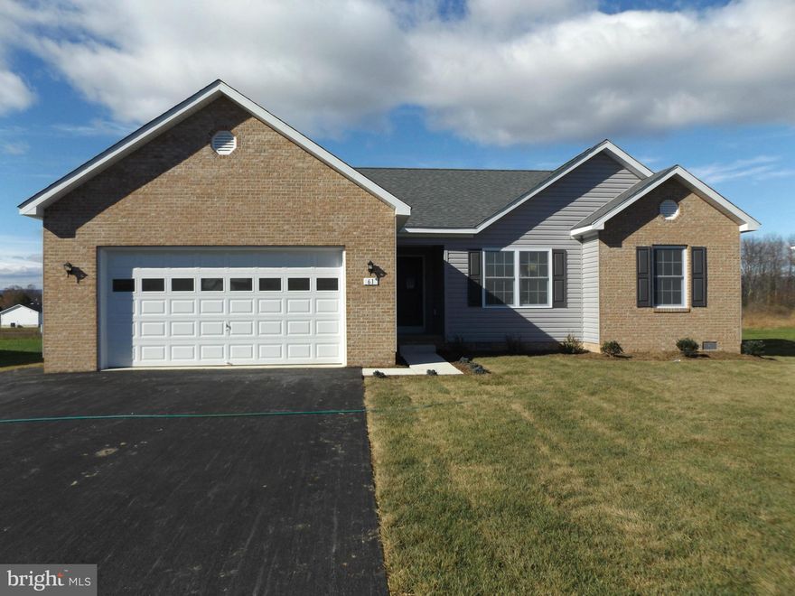 If you like one level living, this one is for you. Beautiful oak hardwood floor with a natural finish in both the kitchen and living room. Large Master bedroom has full bath with double sink and large walk in closet !. This brand new home is ready to go. Call today!